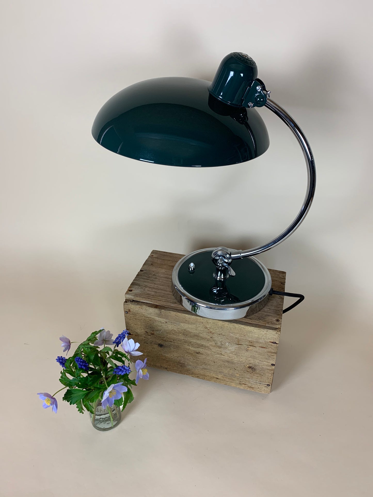 Kaiser Idell 6631 bordlampe i mørk grøn