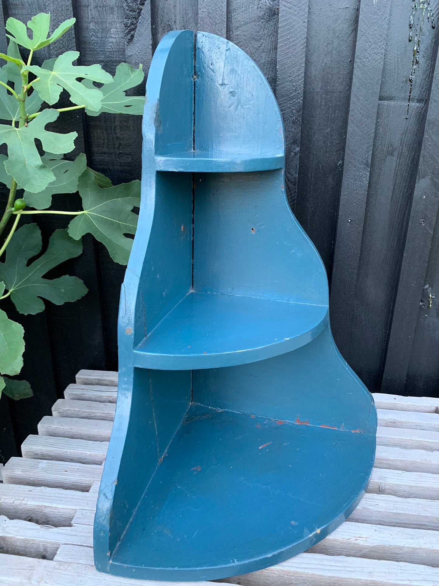 Hjørnehylde med patina
