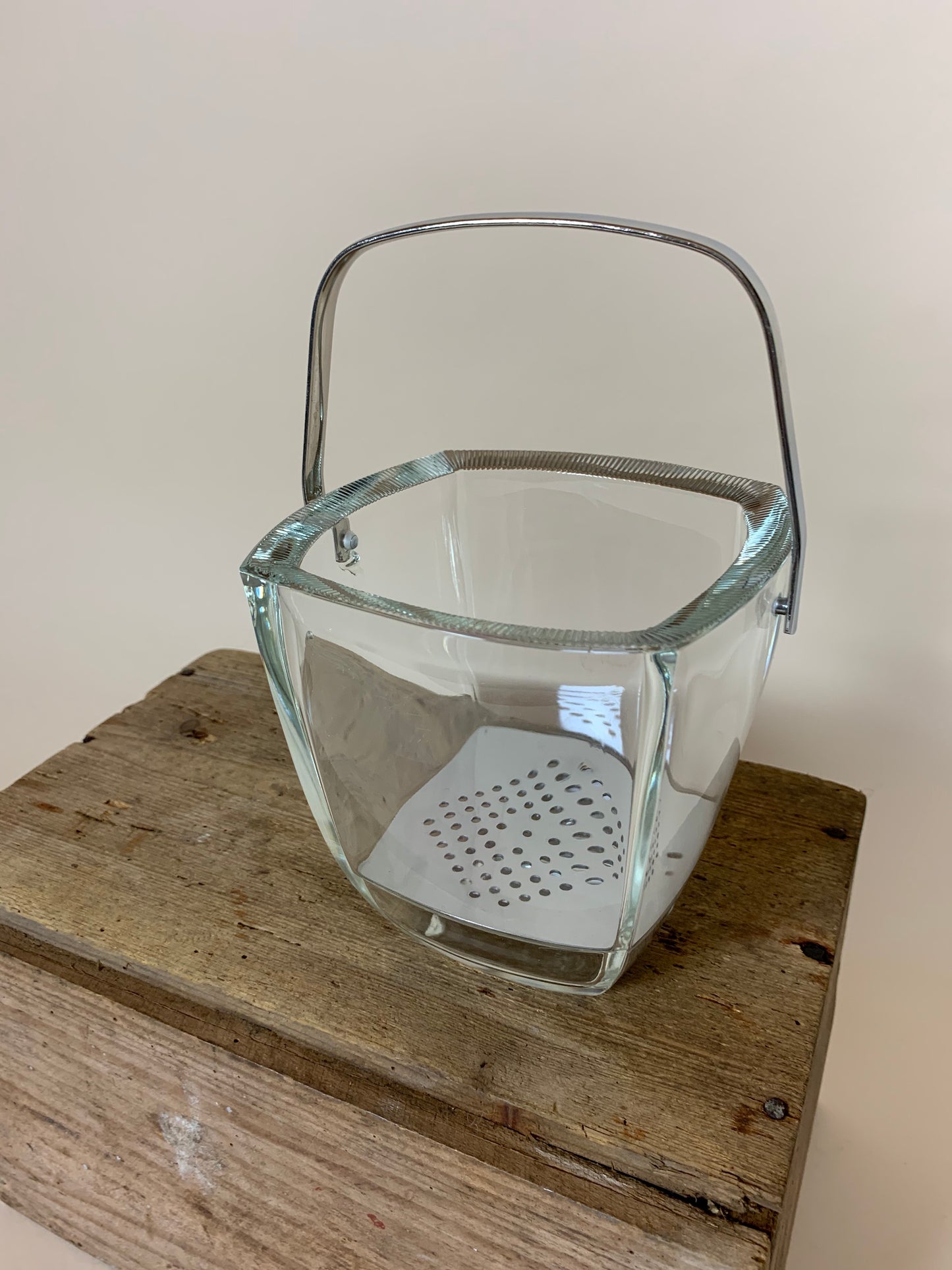 Glas isspand med mønster på kanten