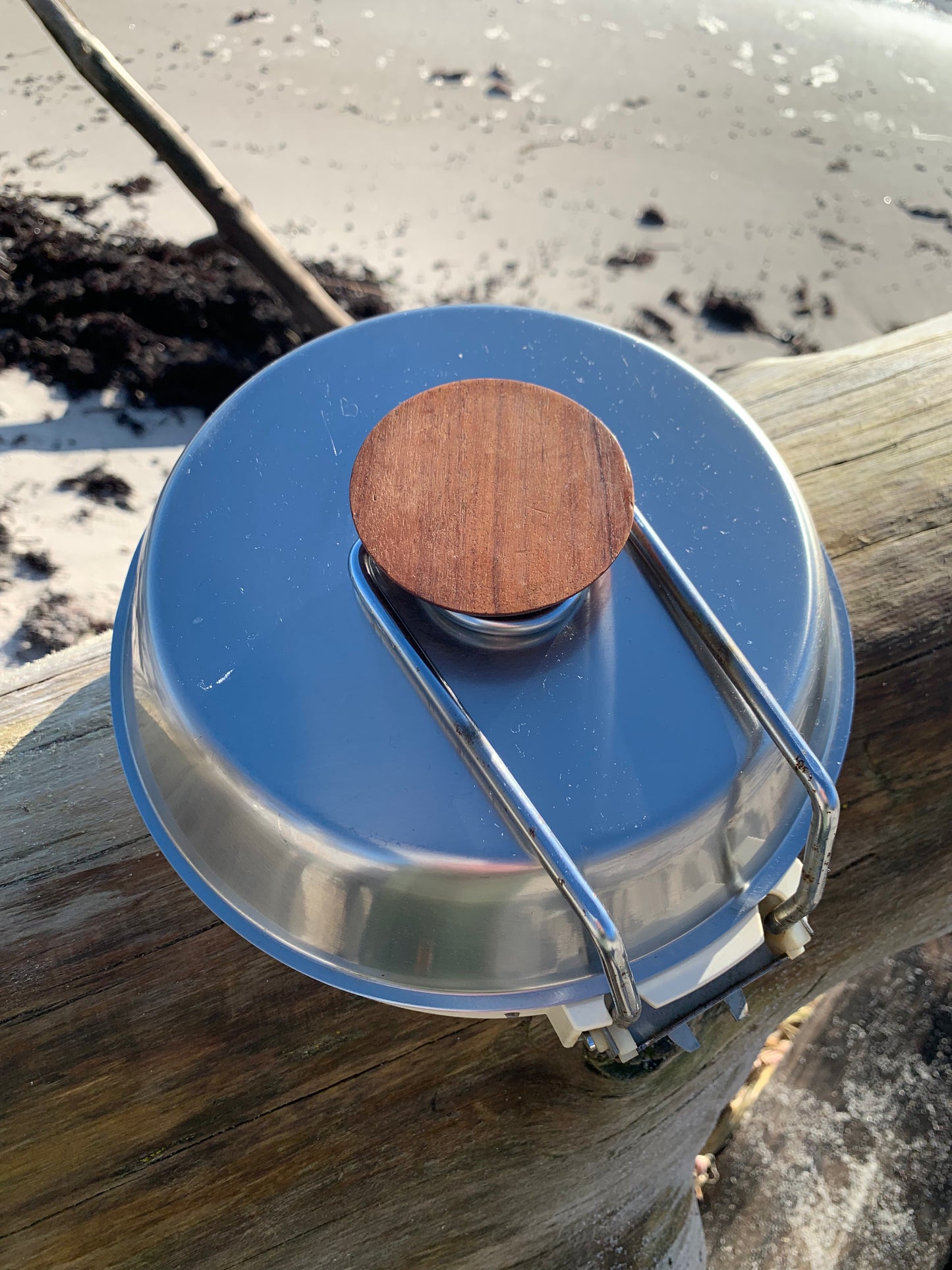Væghængt køkkenvægt med teak detalje