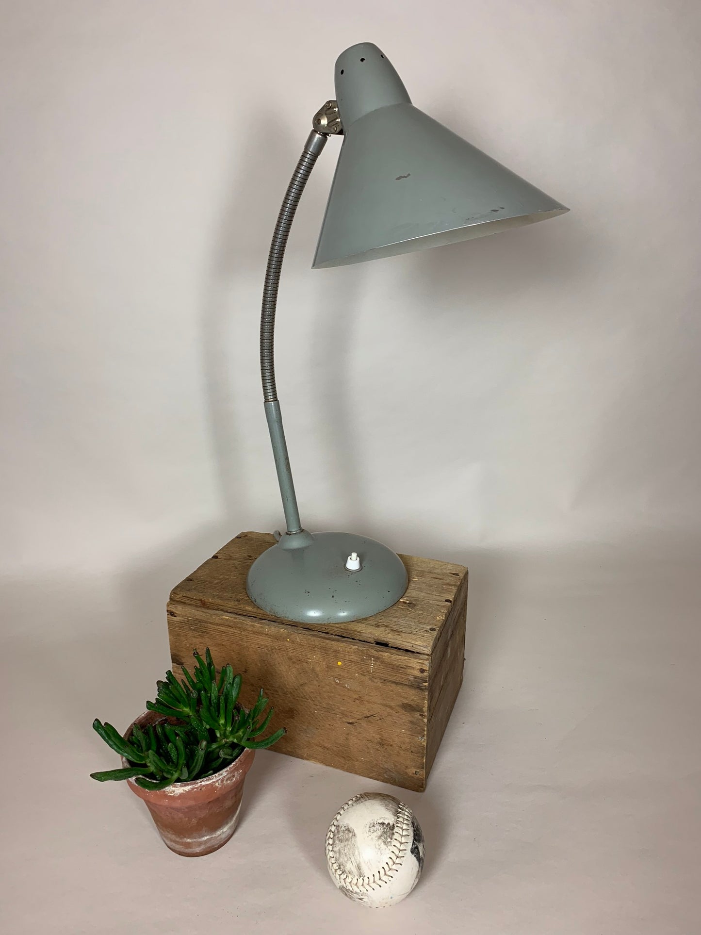 Sjov grå Hala vintagelampe med flexarm