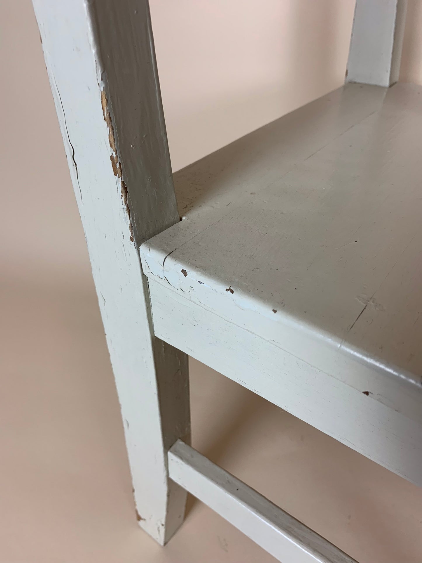 Svensk børnestol med skøn patina