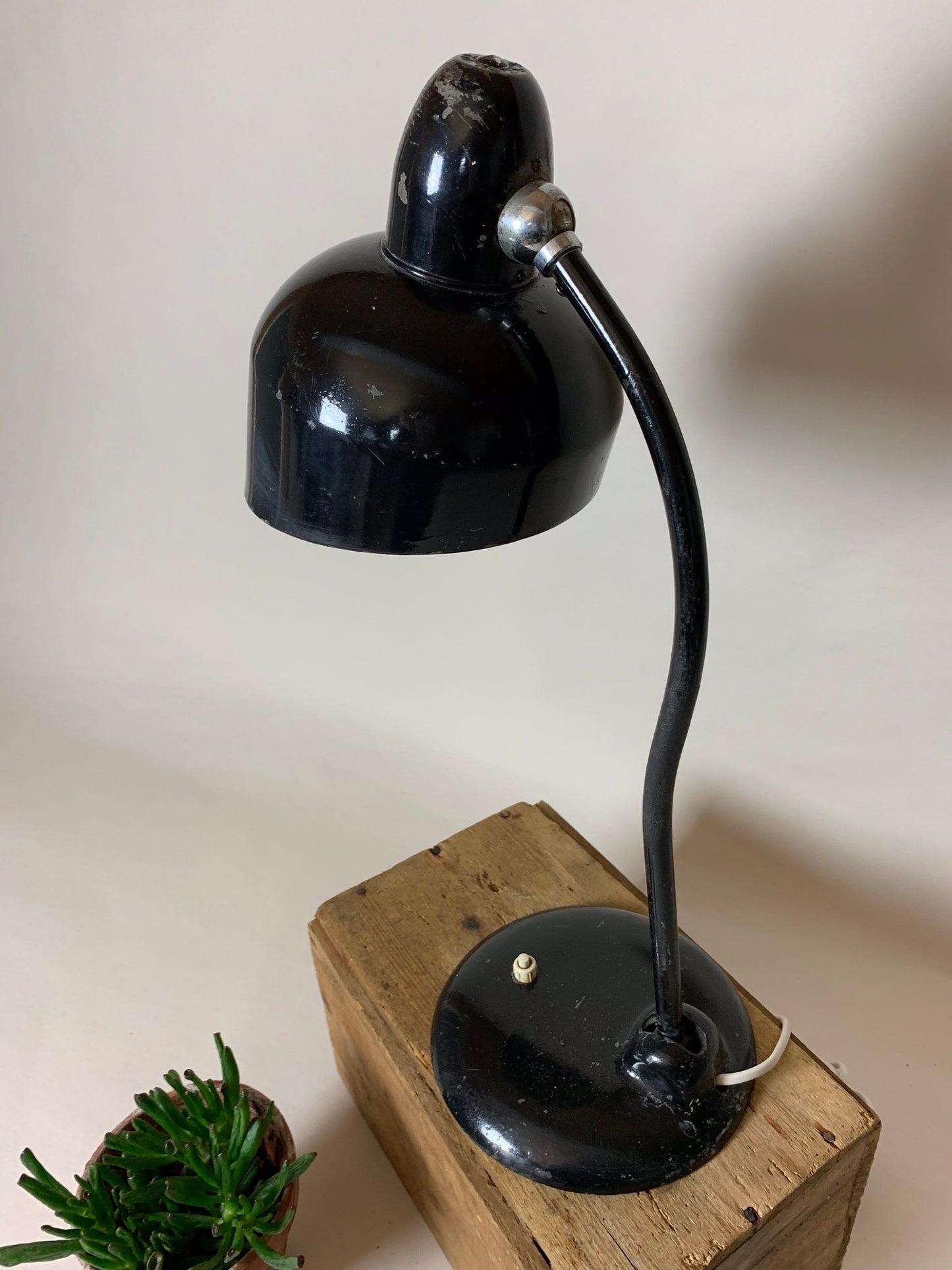 Rå Escolux vintagelampe med patina
