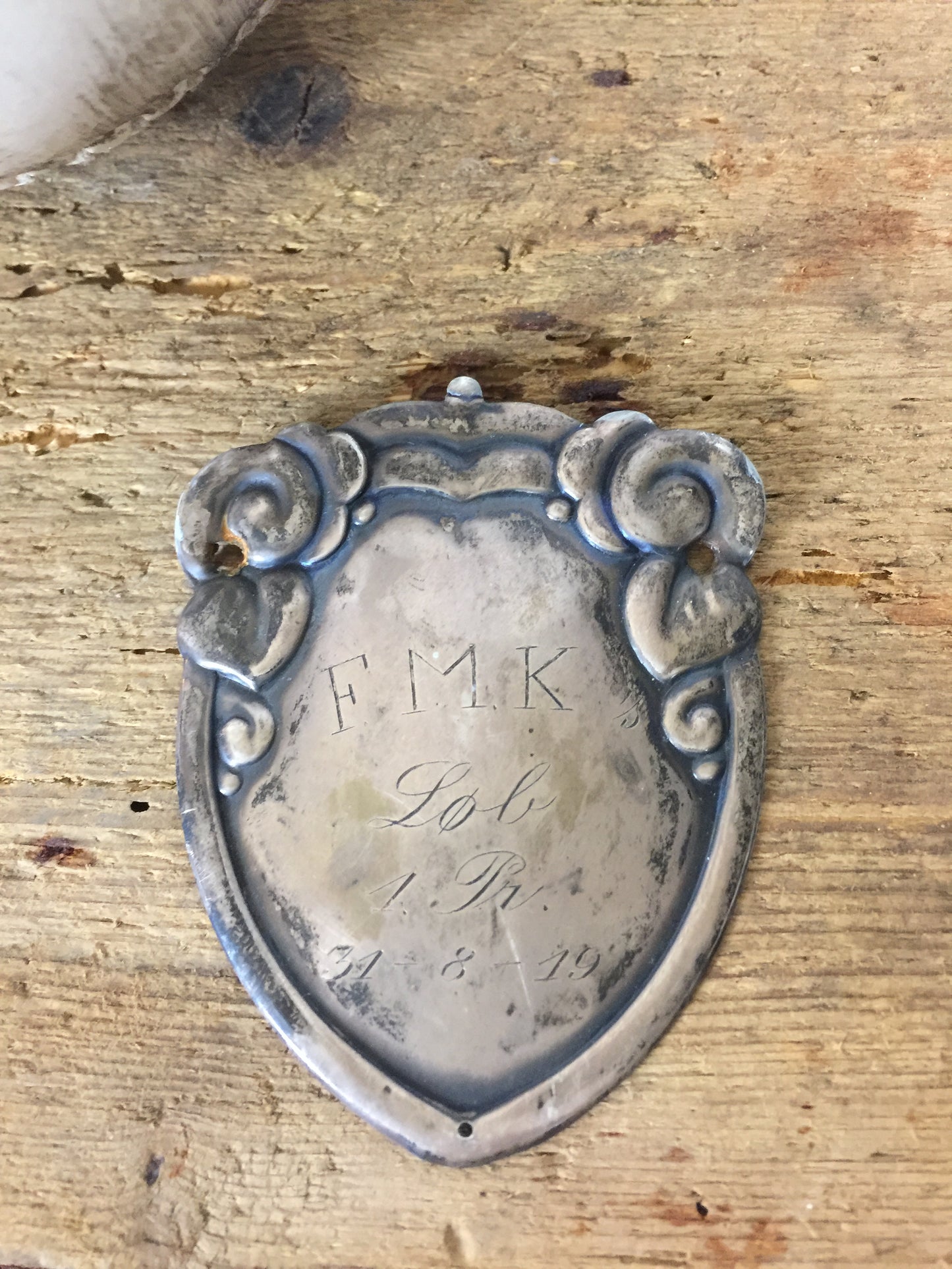 Sjovt skilt - frakkeskjold med 100 år på bagen