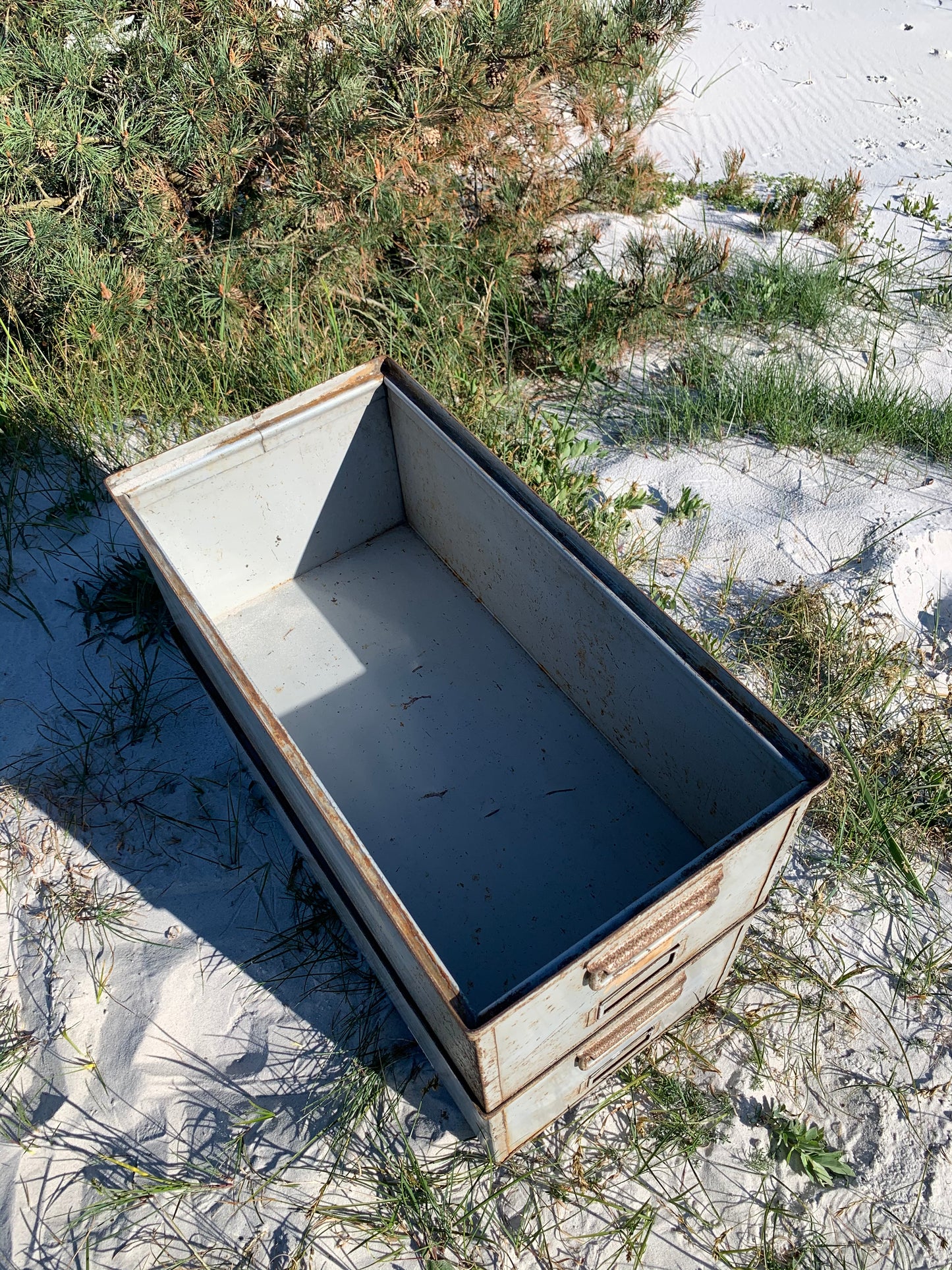 Grå metalkasse med masser af lækker patina