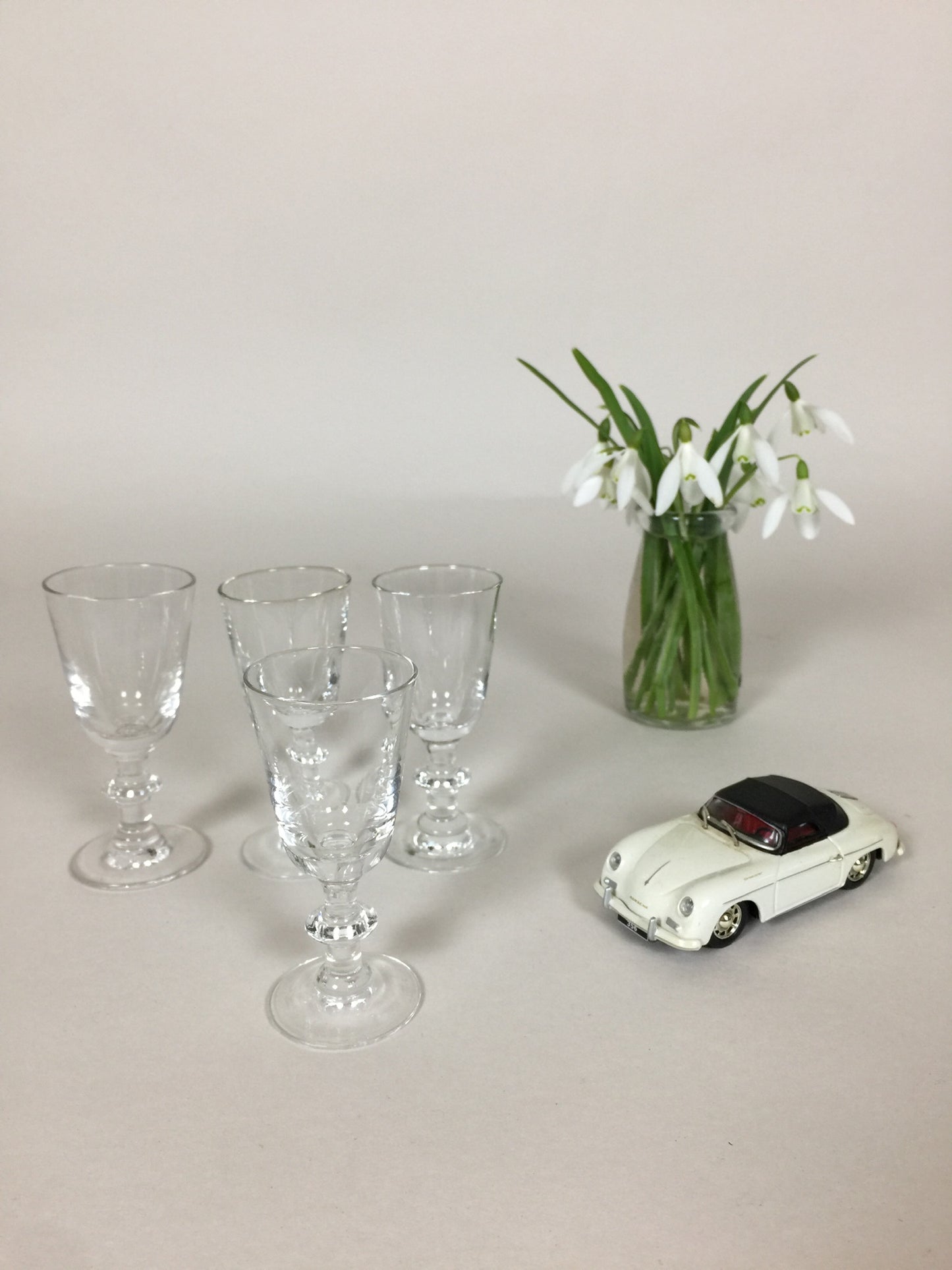 Små smukke glas (4 stk. sælges samlet)