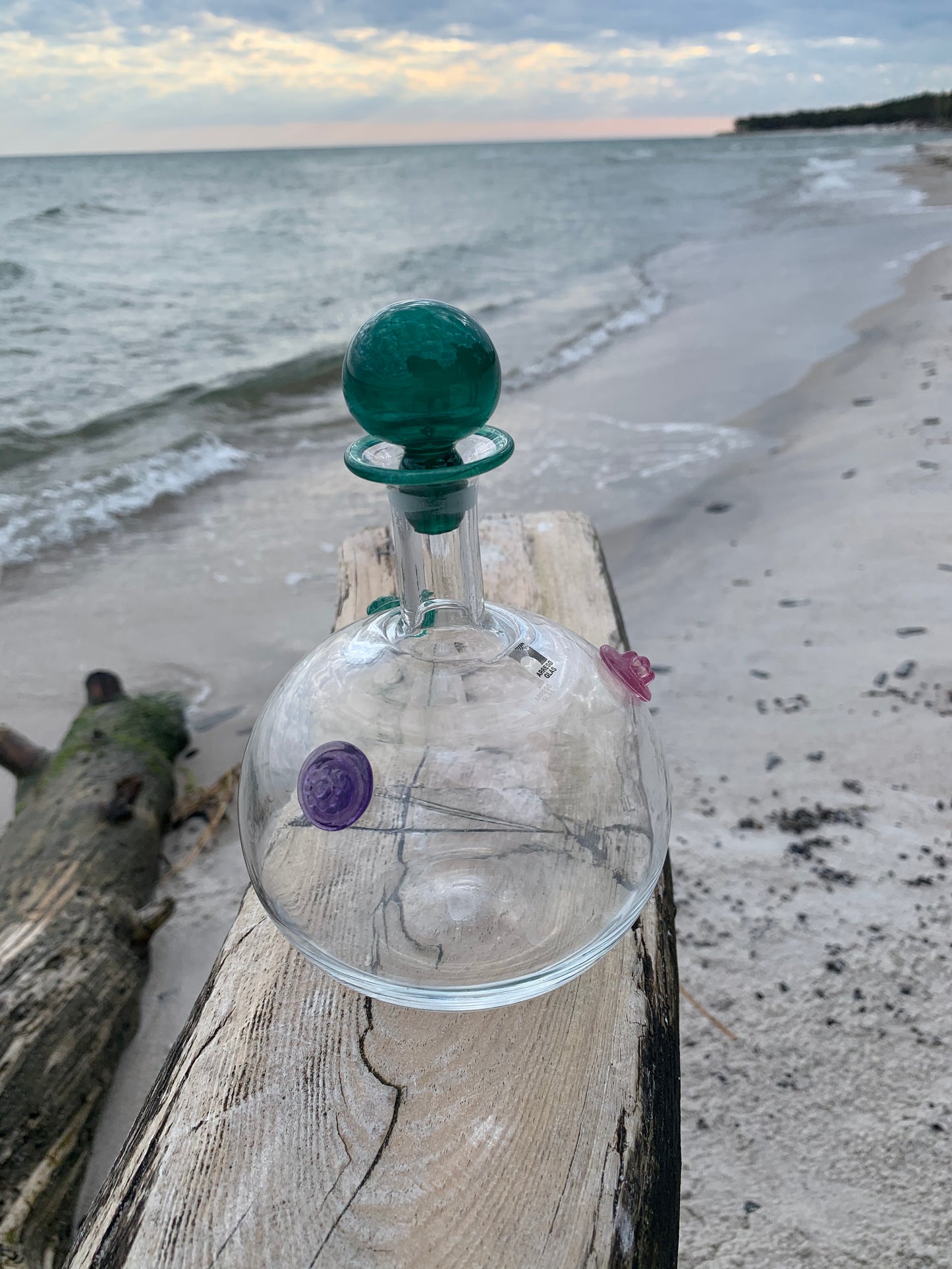 Karaffel med små farvedekorationer