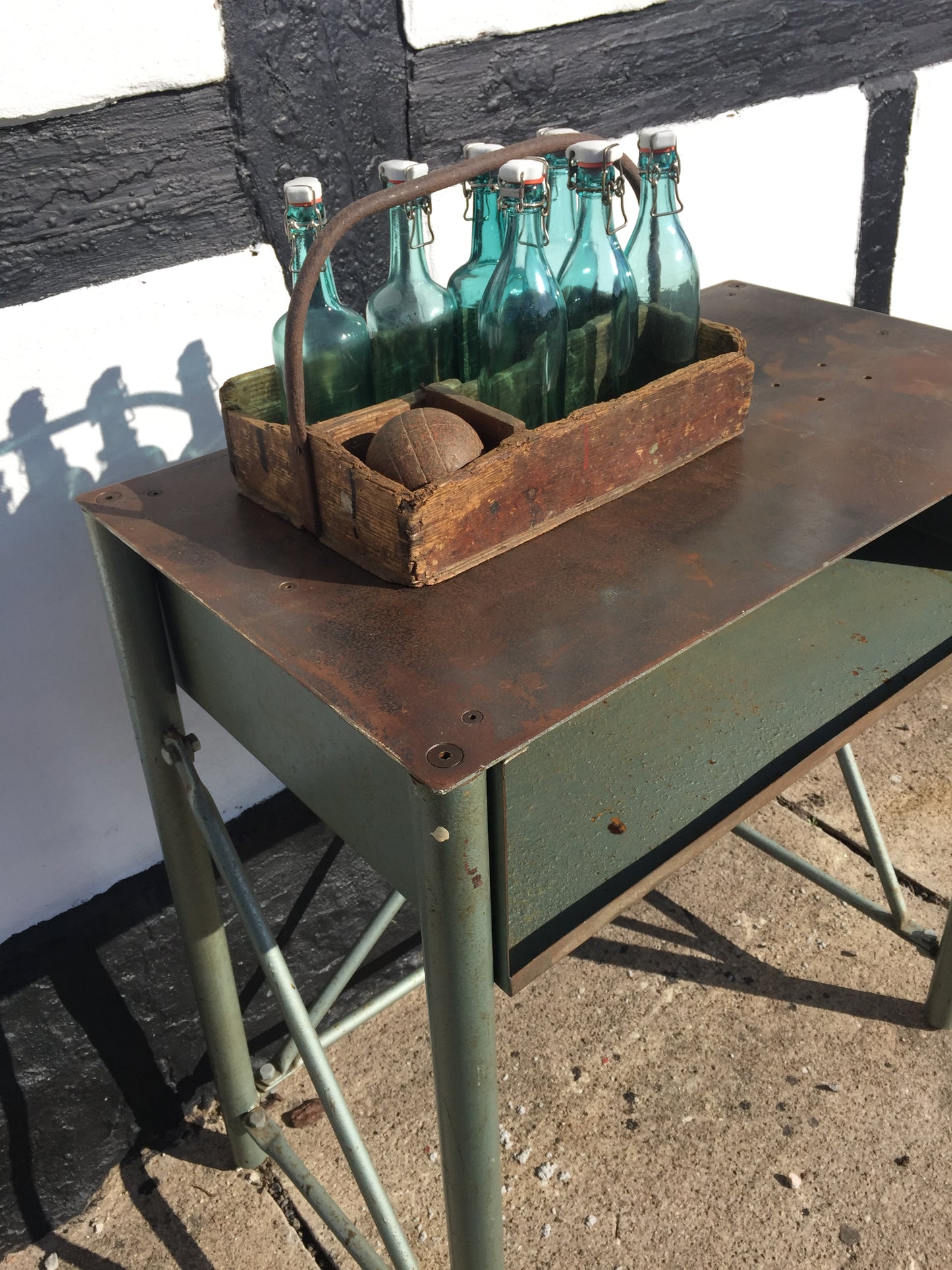 Lækkert industrielt bord med masser af skøn patina
