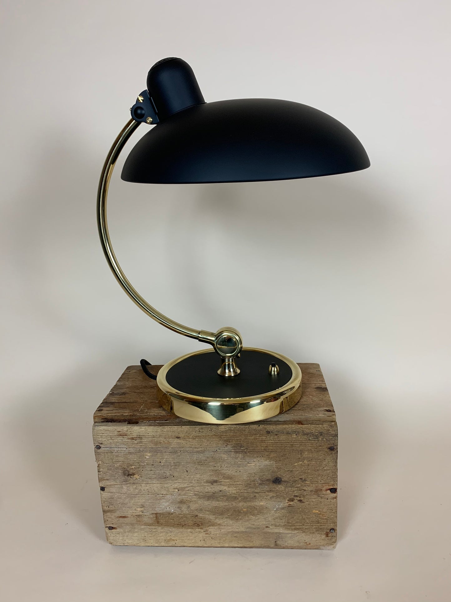 Kaiser Idell bordlampe - Mat sort med messing