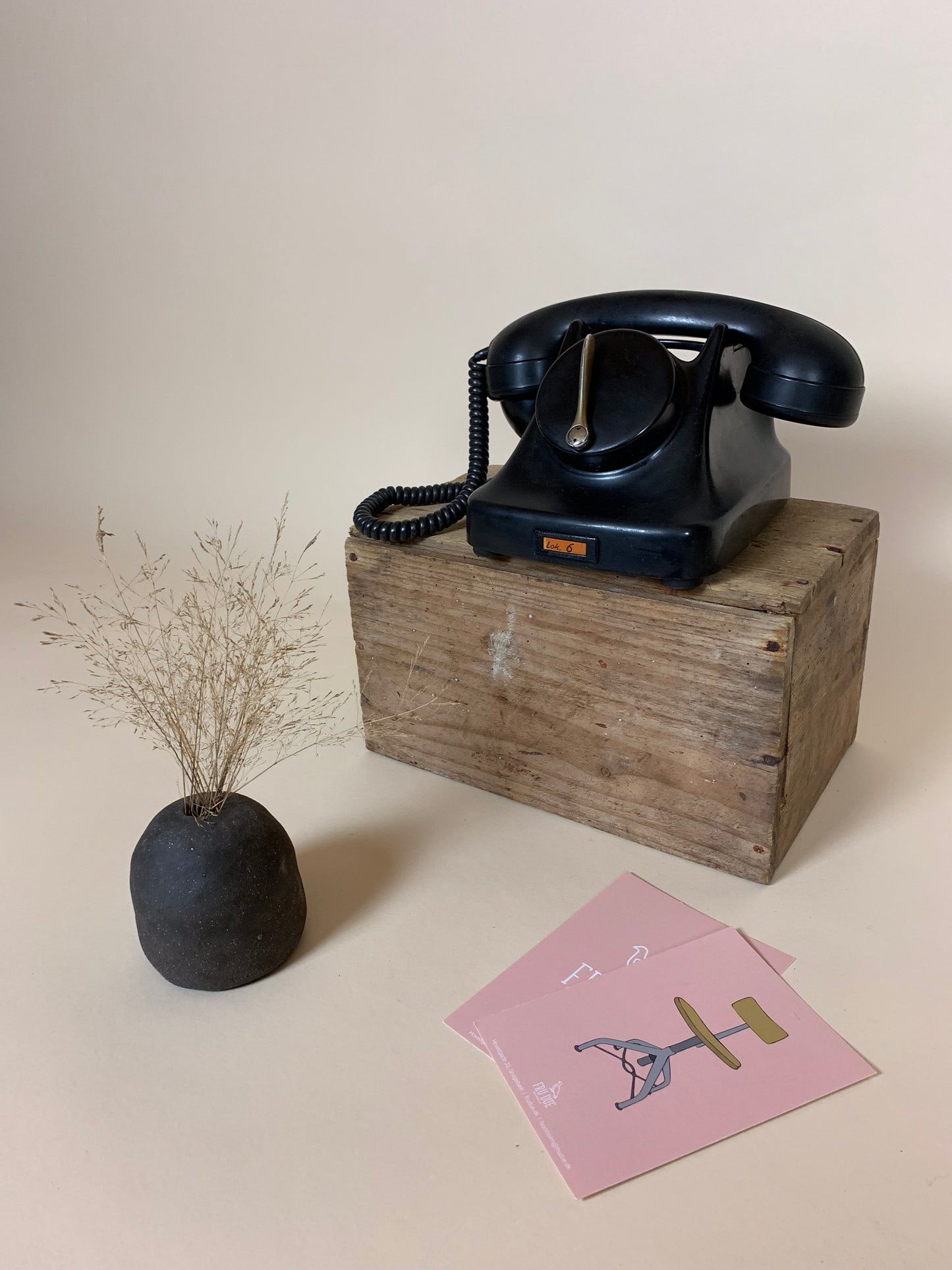Gammel sort bakelit telefon