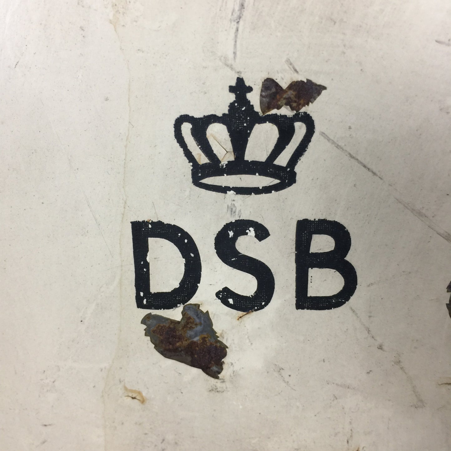 Meget rå DSB holder til papirhåndklæder