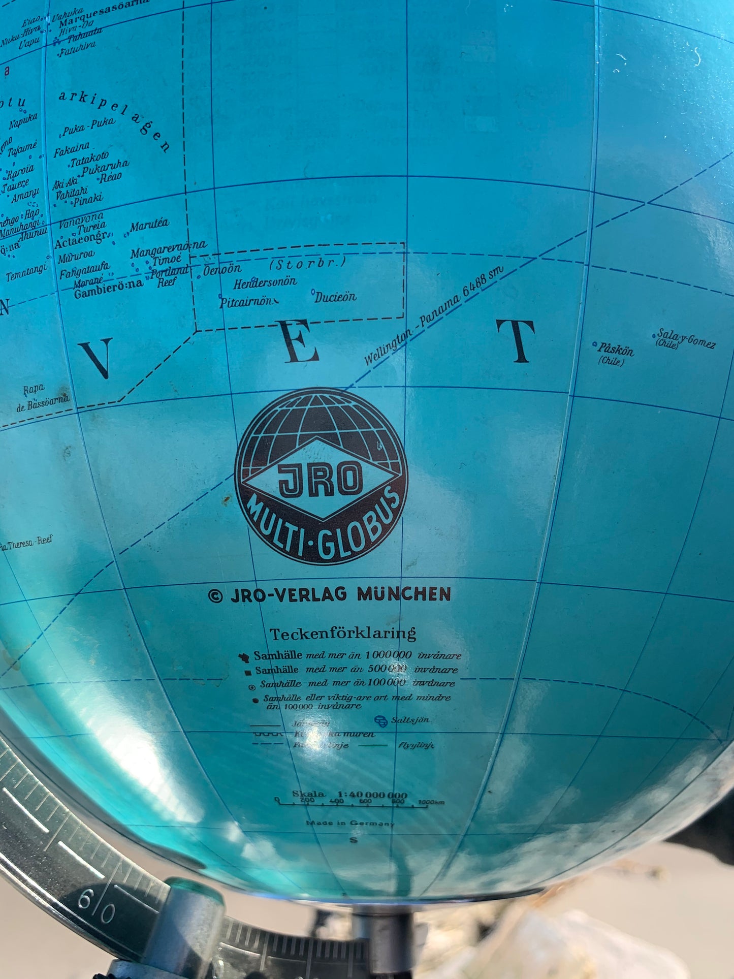 Globus i glas med lys