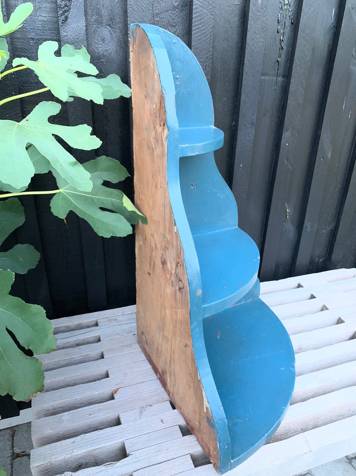 Hjørnehylde med patina