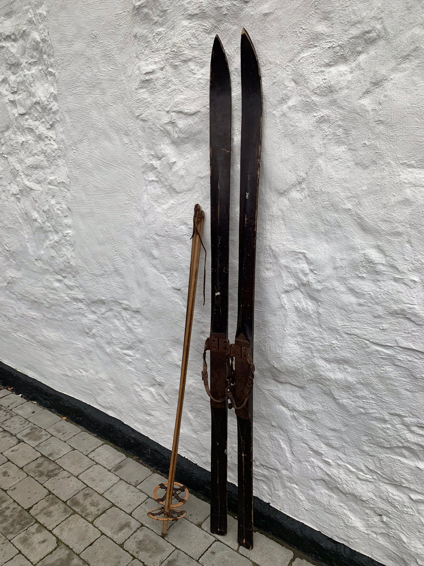 Dekorative ski med stave