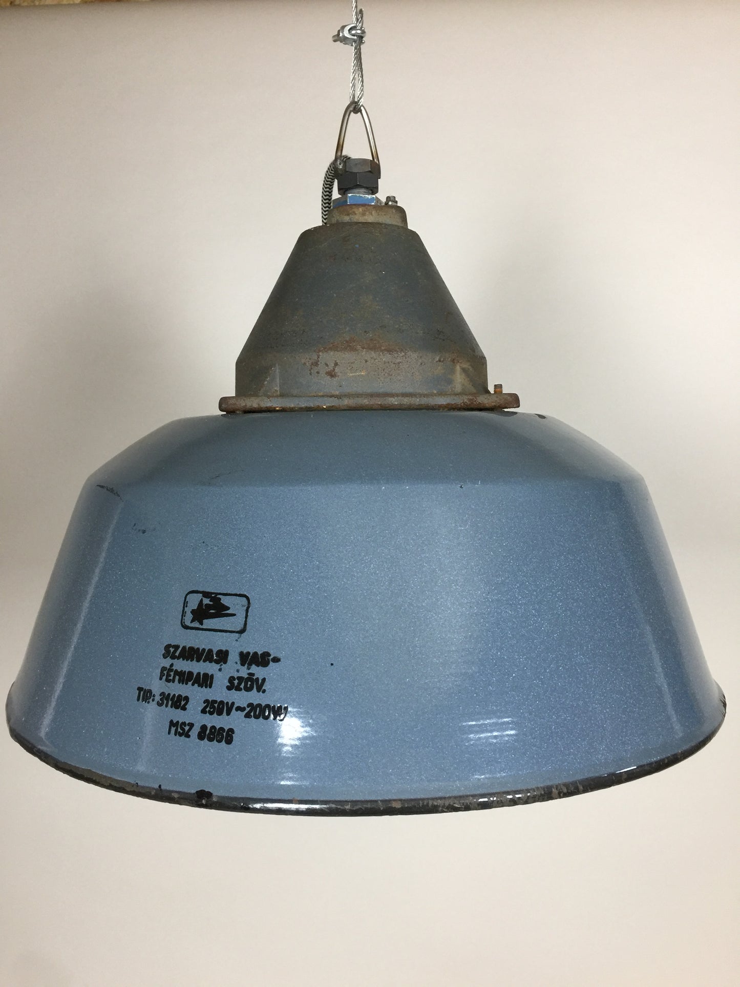 Rå og industriel lampe i skøn blå farve