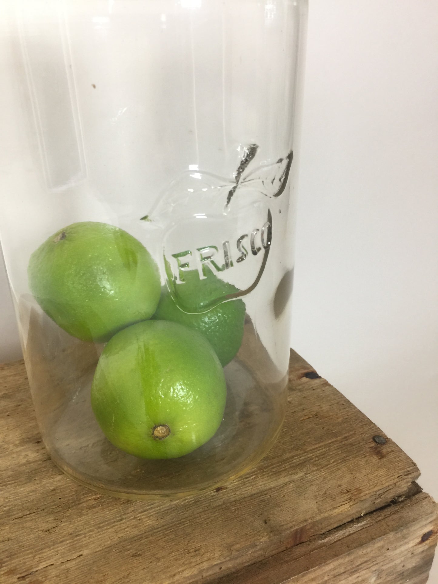 Gammelt sylteglas med låg