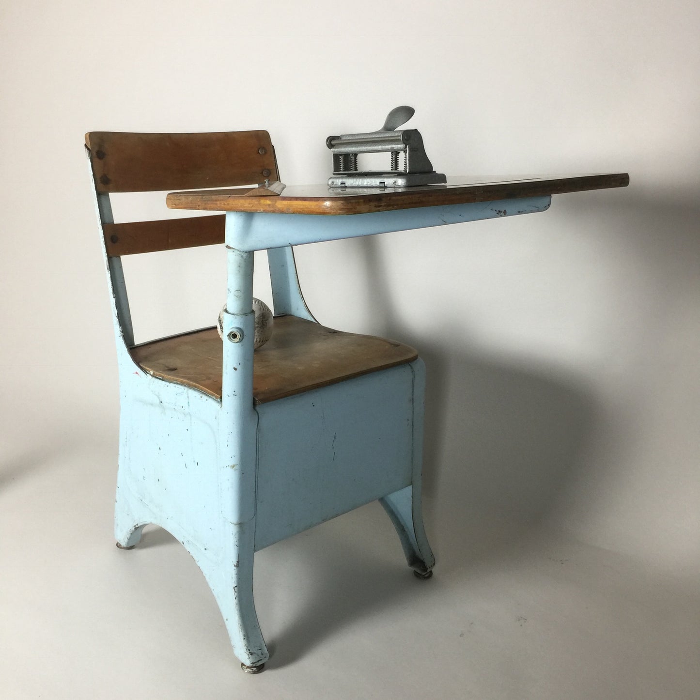 Rå og lækker vintage skolepult fra New York