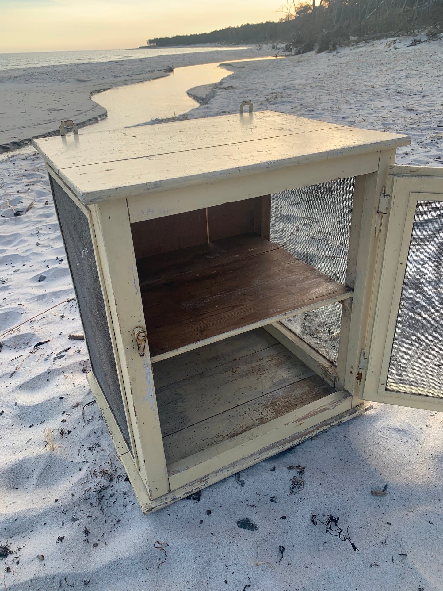 Skønt flueskab med patina