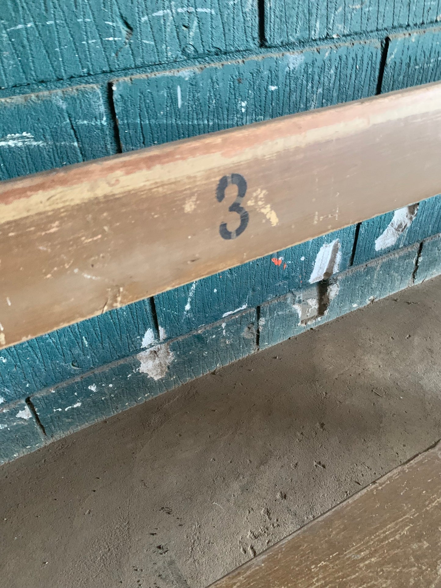Skøn lang bænk med fine detaljer - kommer fra et hotel på Bornholm