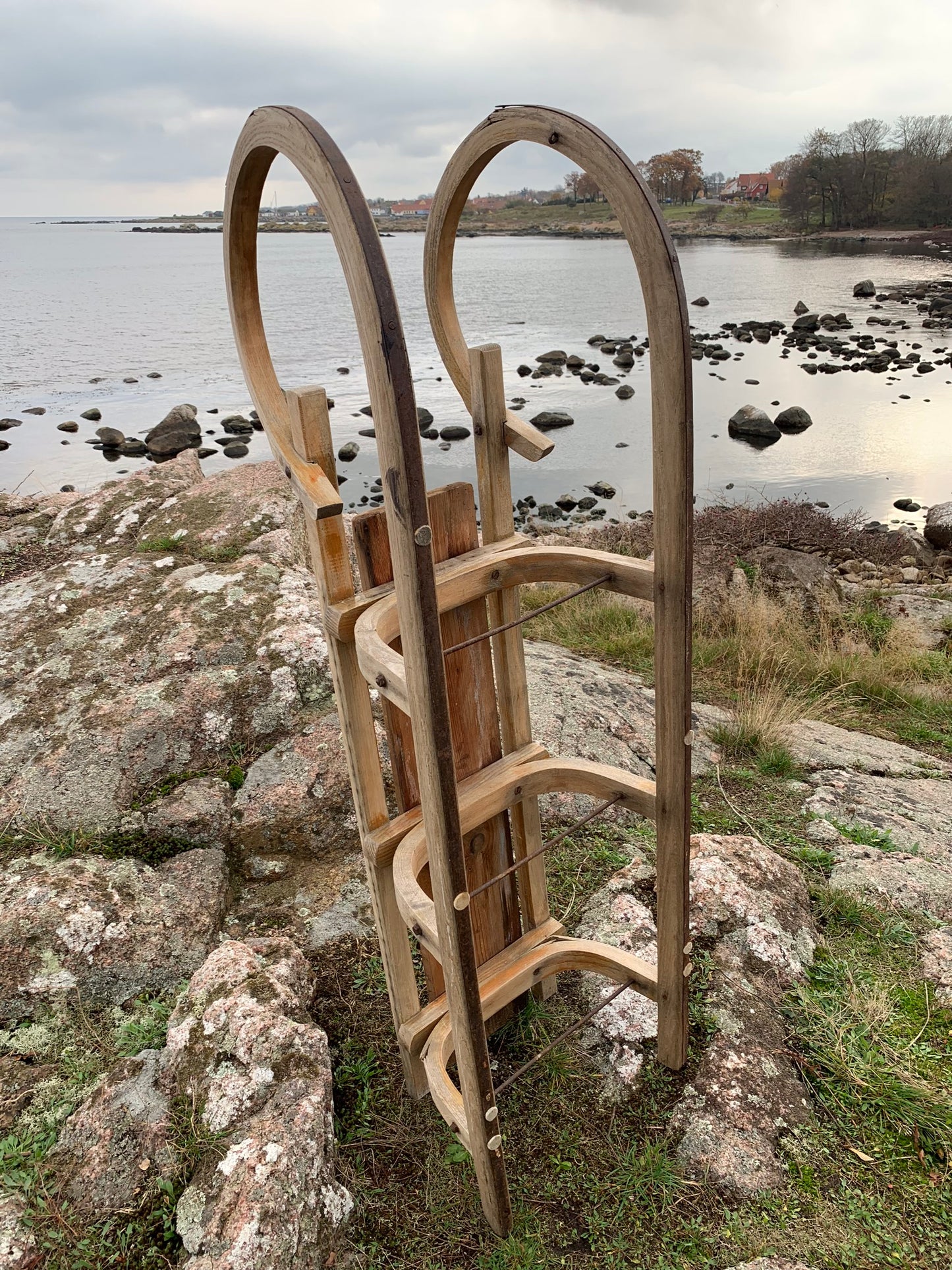 Dekorativ gammel kælk i træ