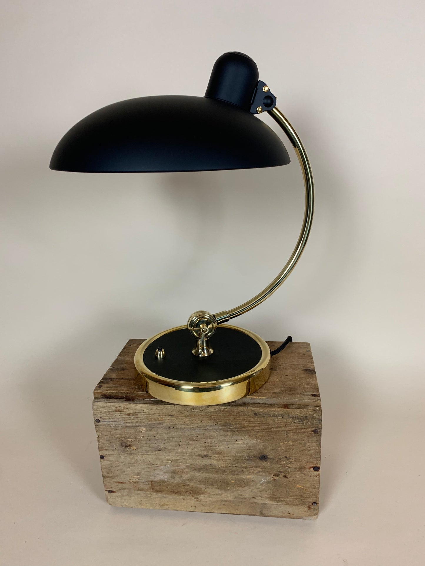 Kaiser Idell bordlampe - Mat sort med messing