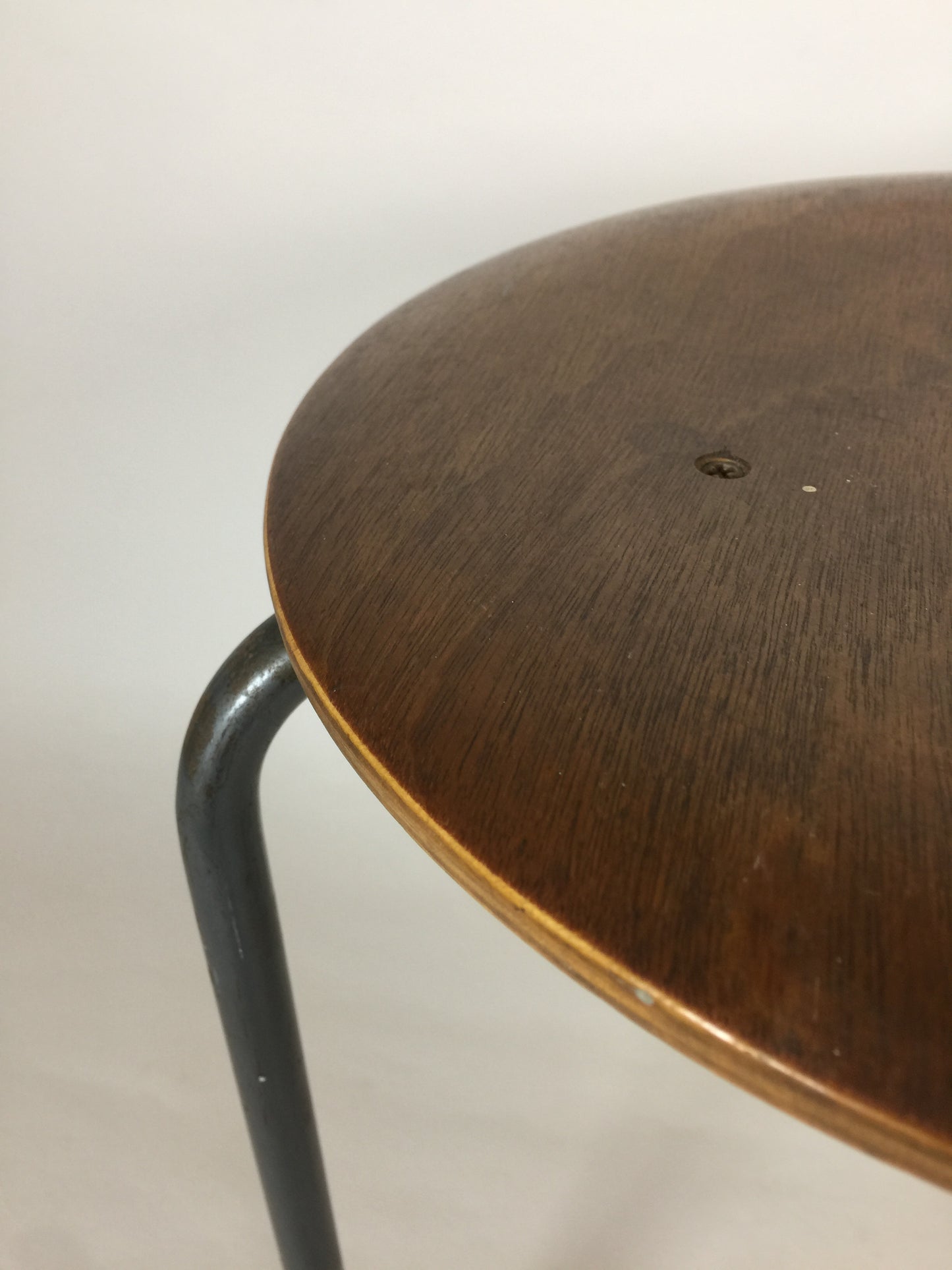 Taburet med enkelt og industrielt design