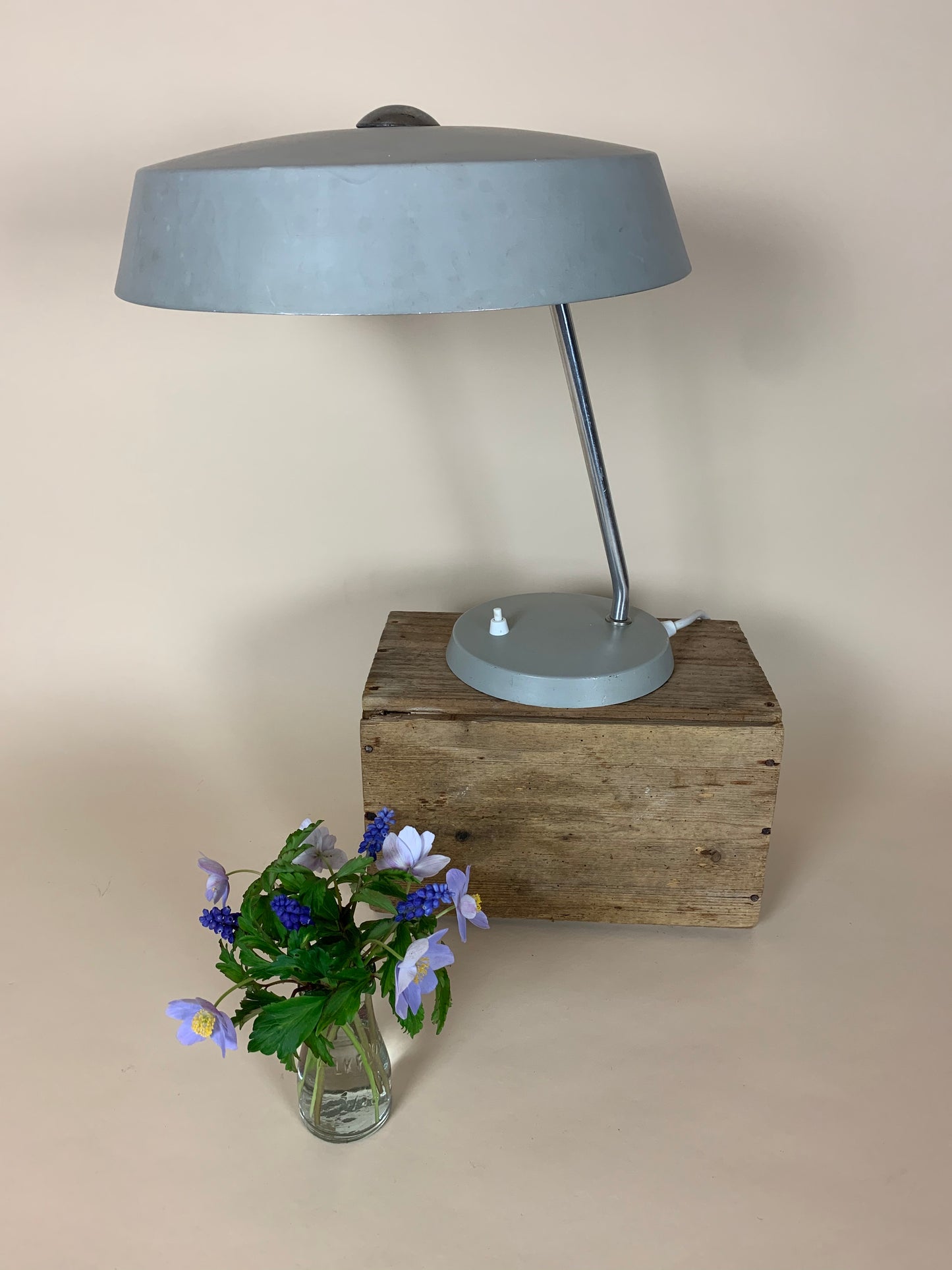 Tysk bordlampe i grå
