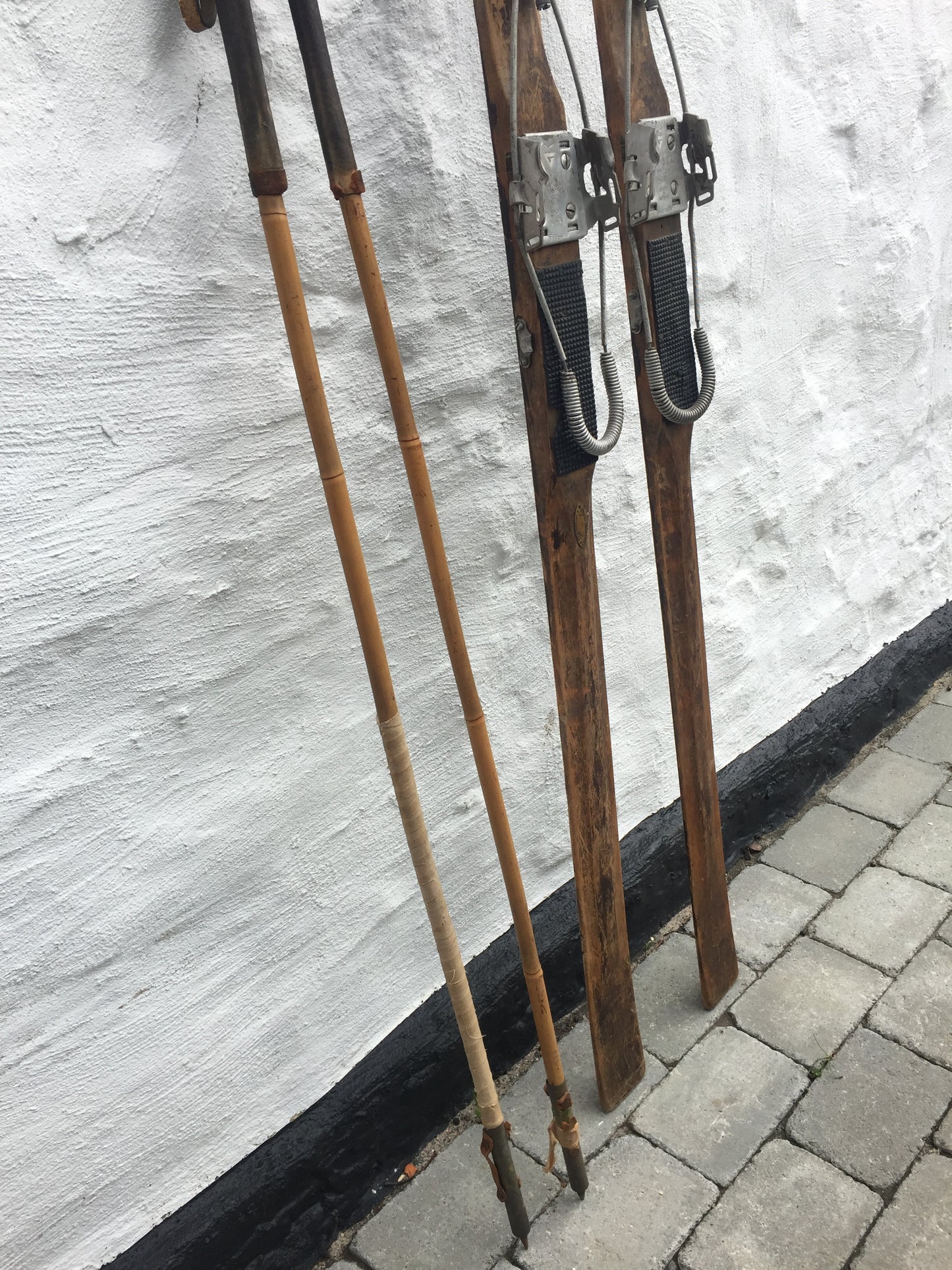 Smukke og dekorative gamle ski med stave