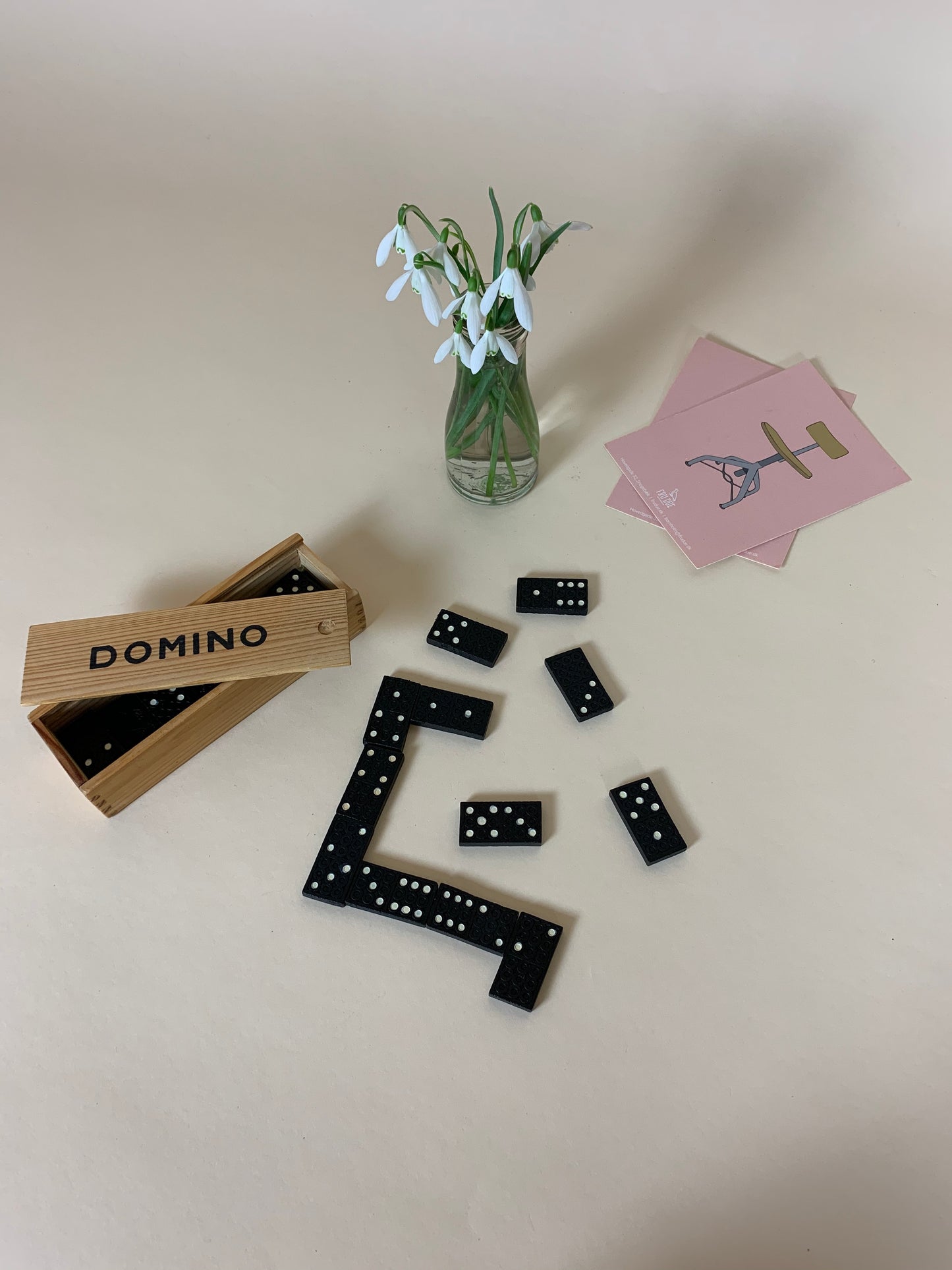 Dominospil i trææske