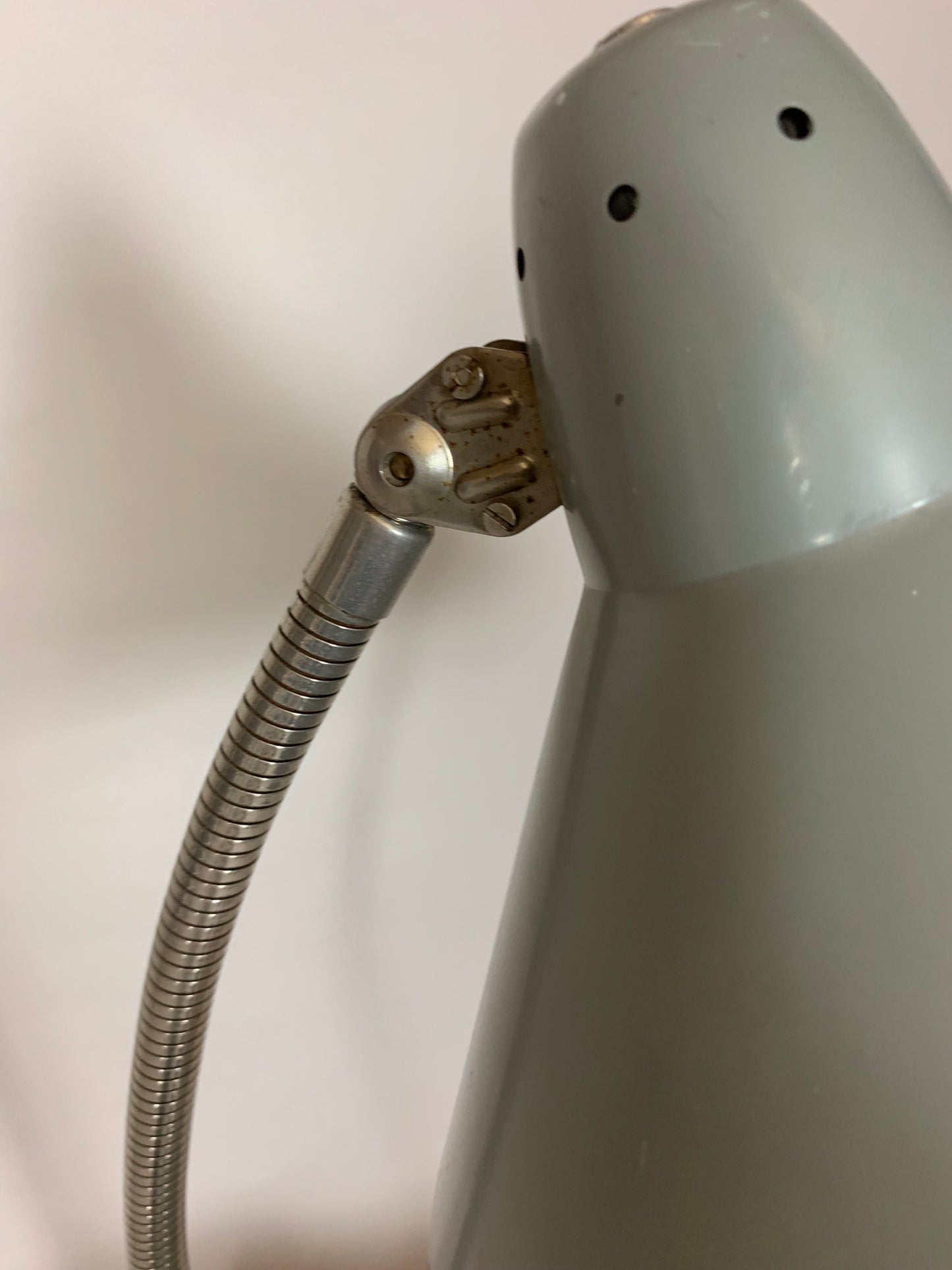 Sjov grå Hala vintagelampe med flexarm