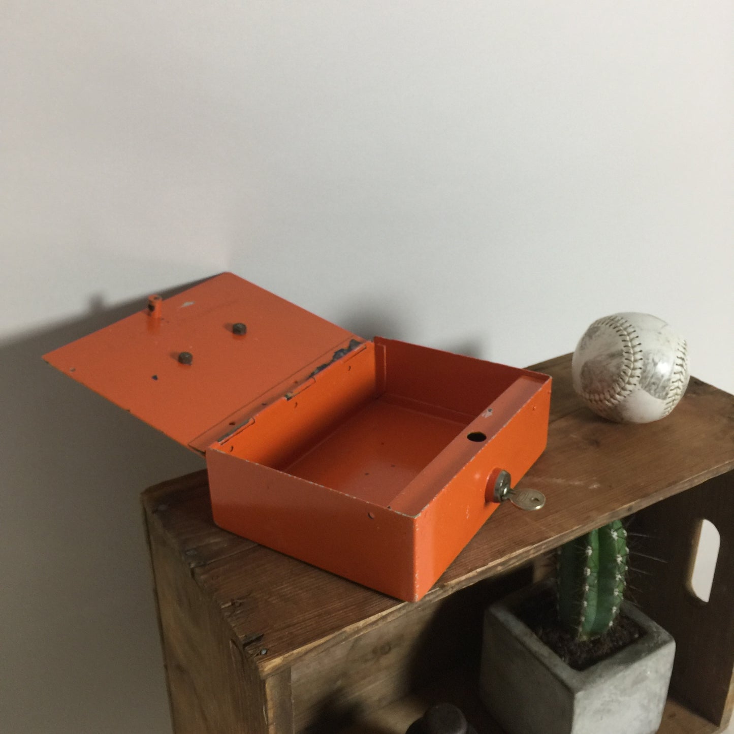 Metalkasse med nøgle, fart og kulør