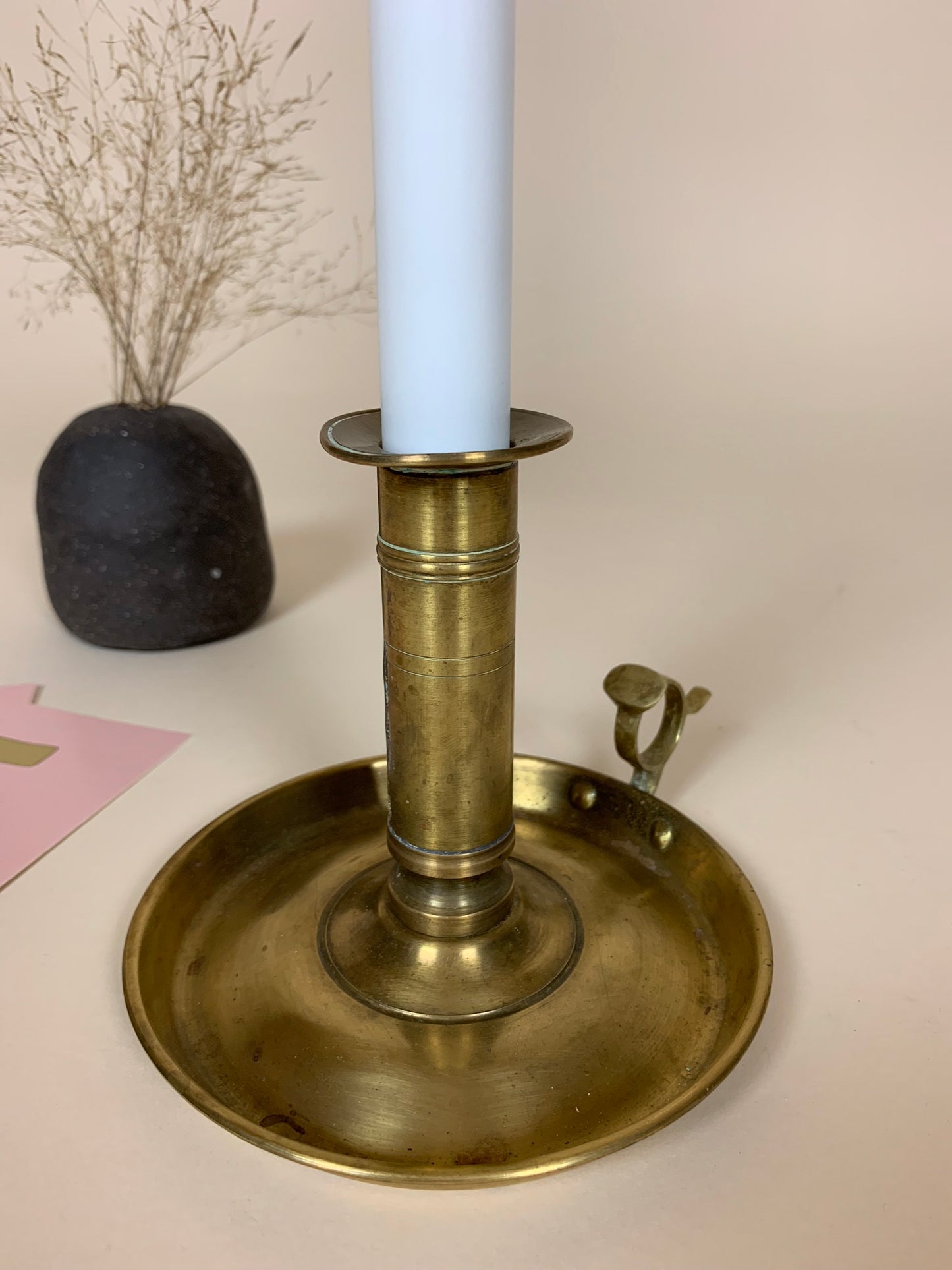 Gammel messingstage med patina