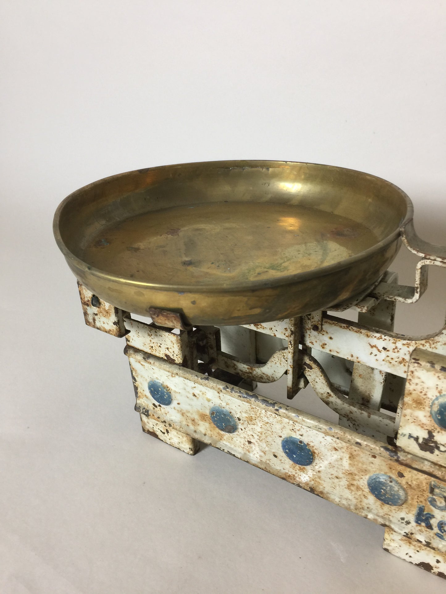Gammel vægt med masser af skøn patina