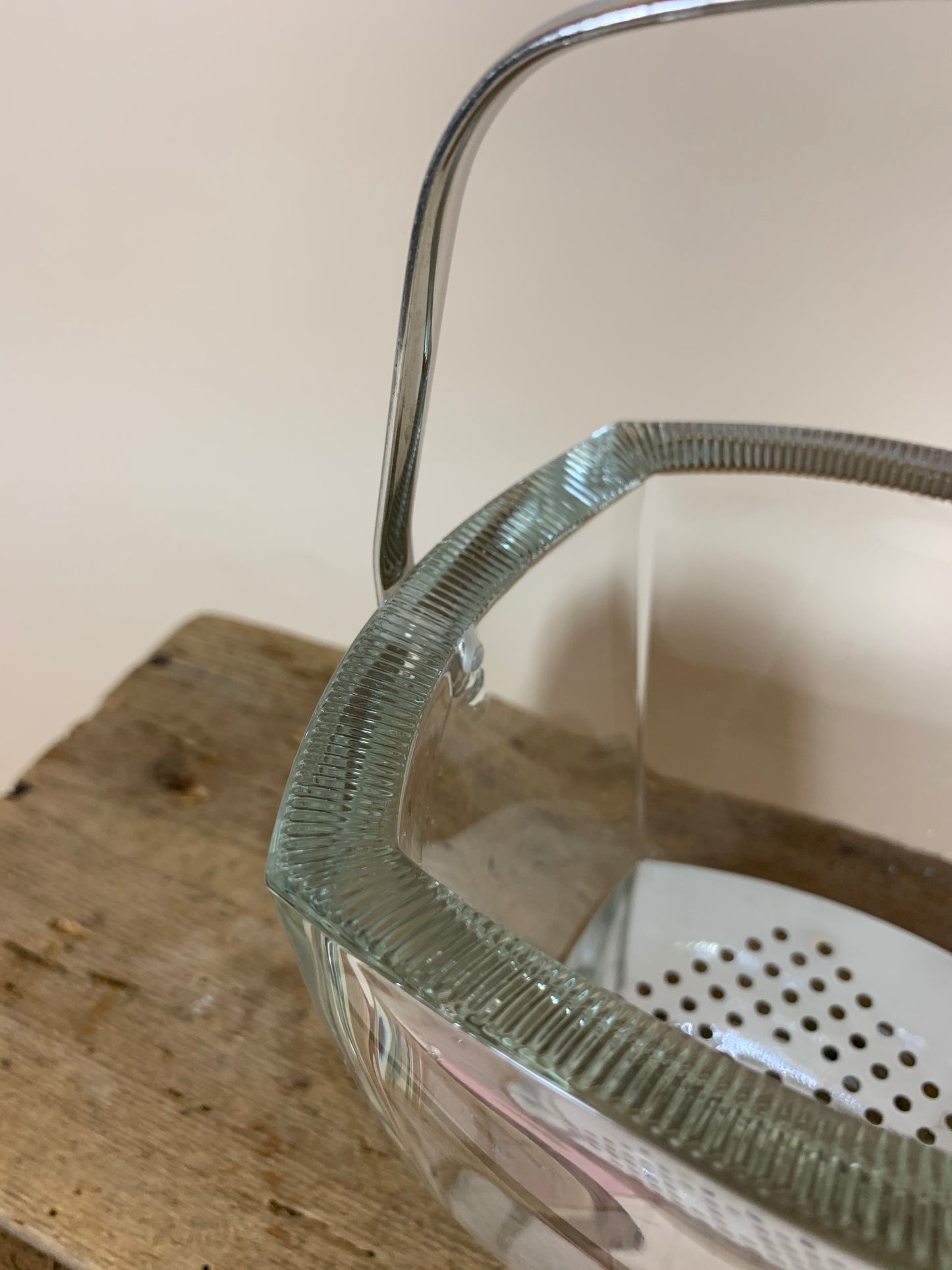 Glas isspand med mønster på kanten