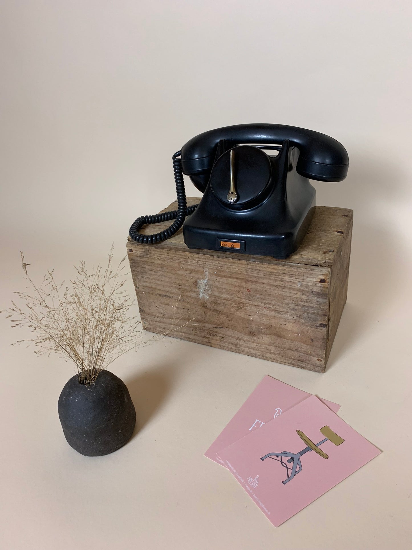 Gammel sort bakelit telefon