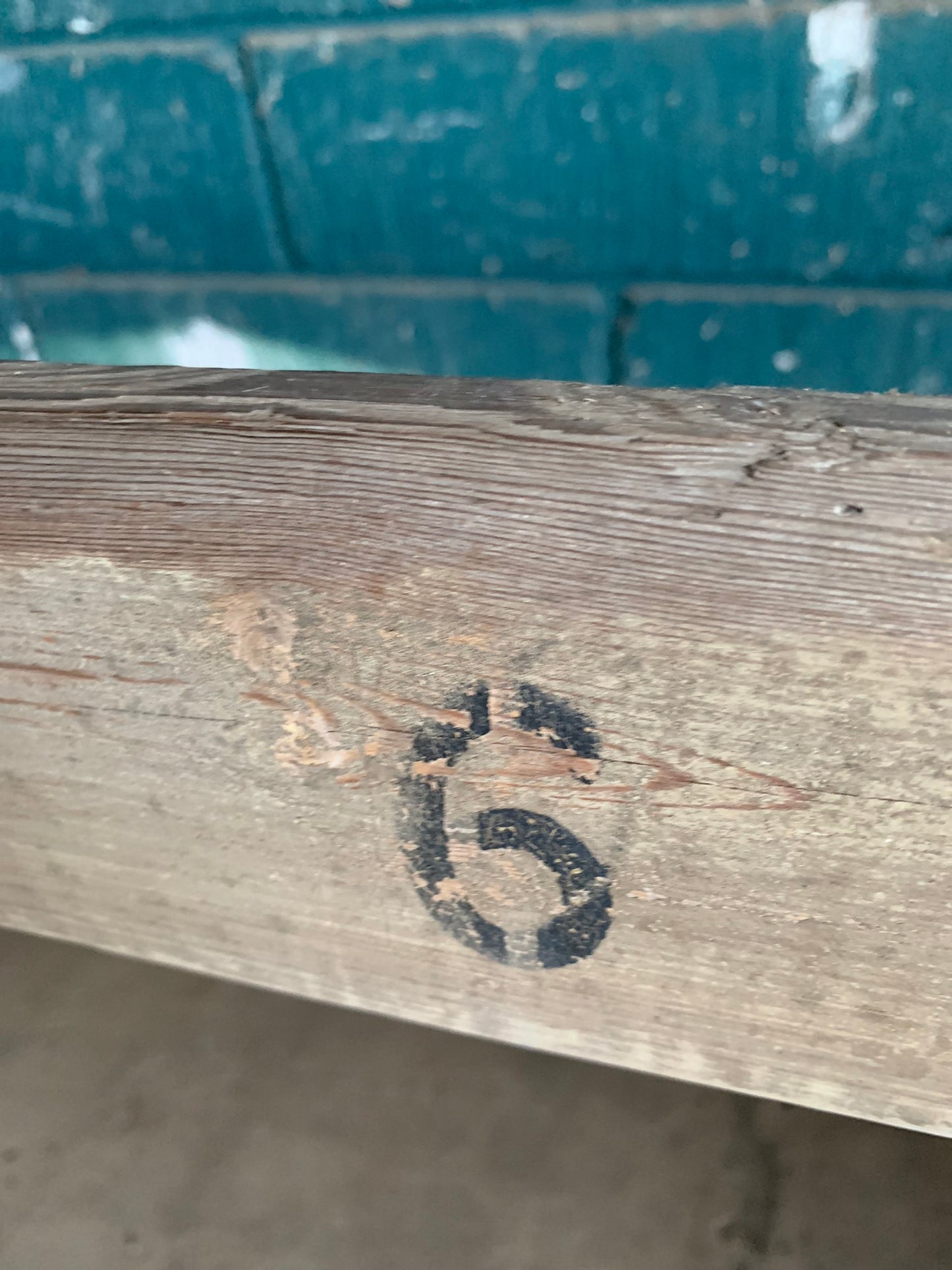 Skøn lang bænk med fine detaljer - kommer fra et hotel på Bornholm