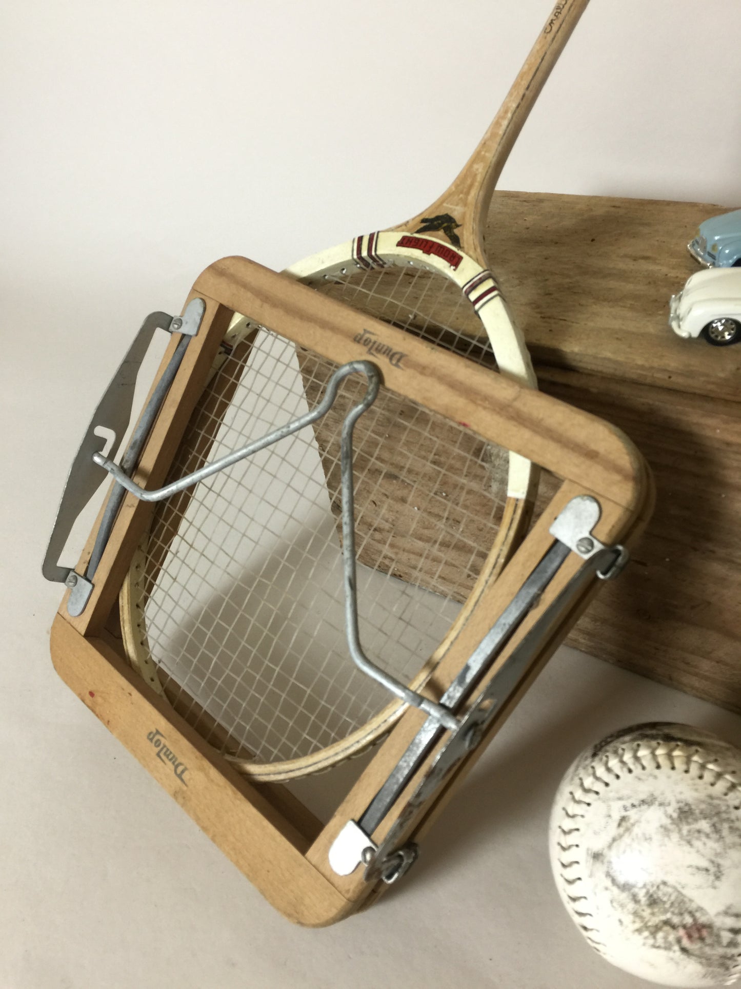 Gammel og dekorativ badmintonketcher med ramme