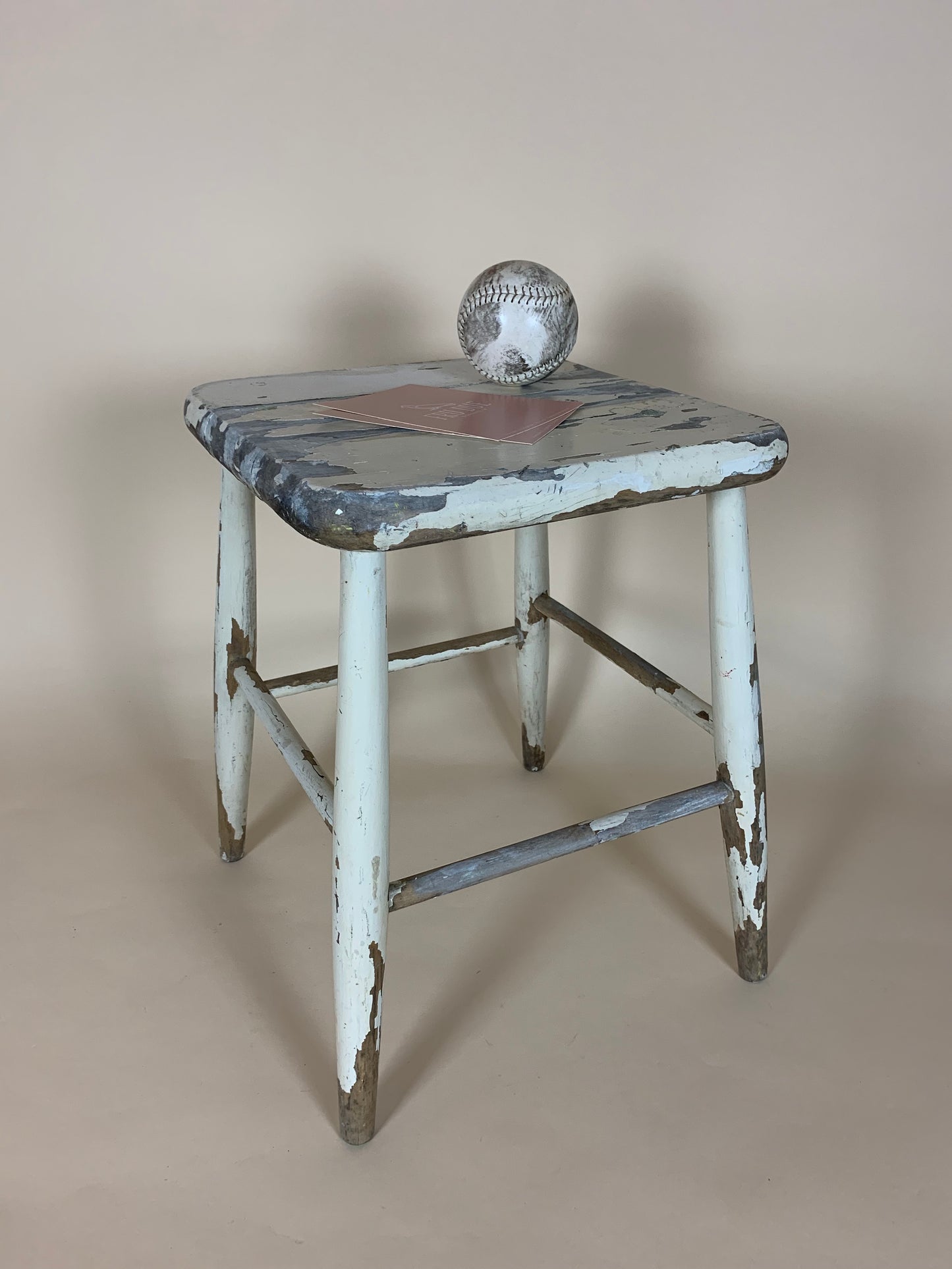 Taburet med masser af patina