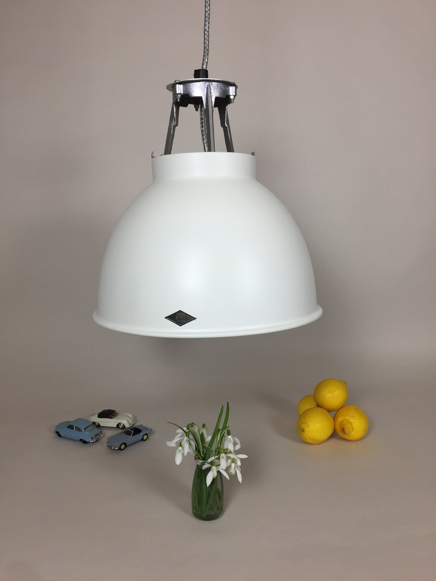 Btc lampe hvid med guld - Titan