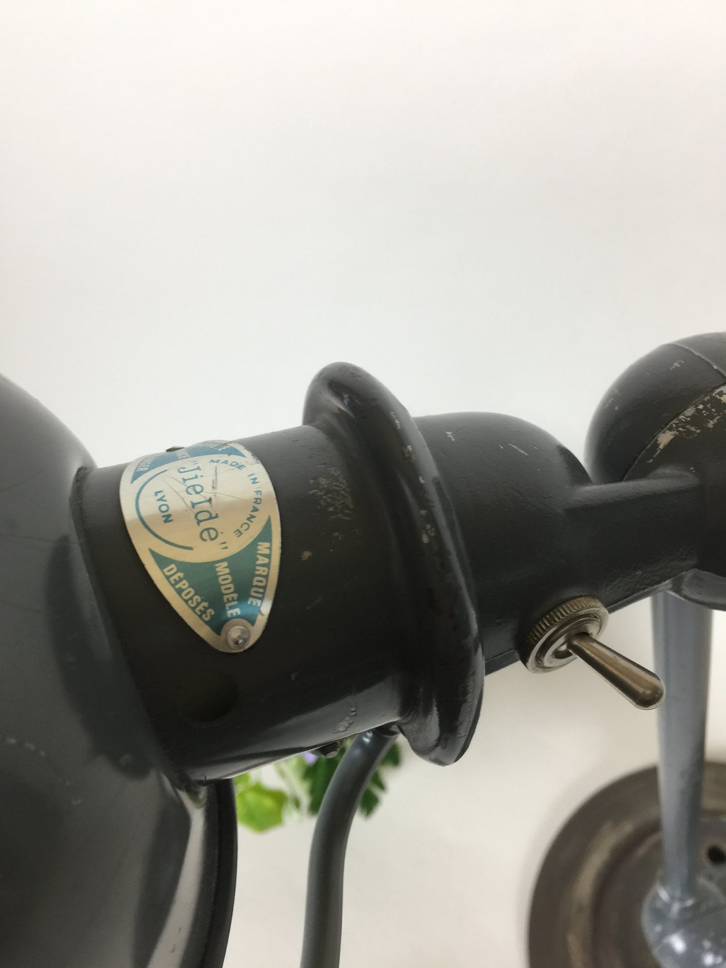 Jieldé bordlampe i grå med tænd/sluk kontakt