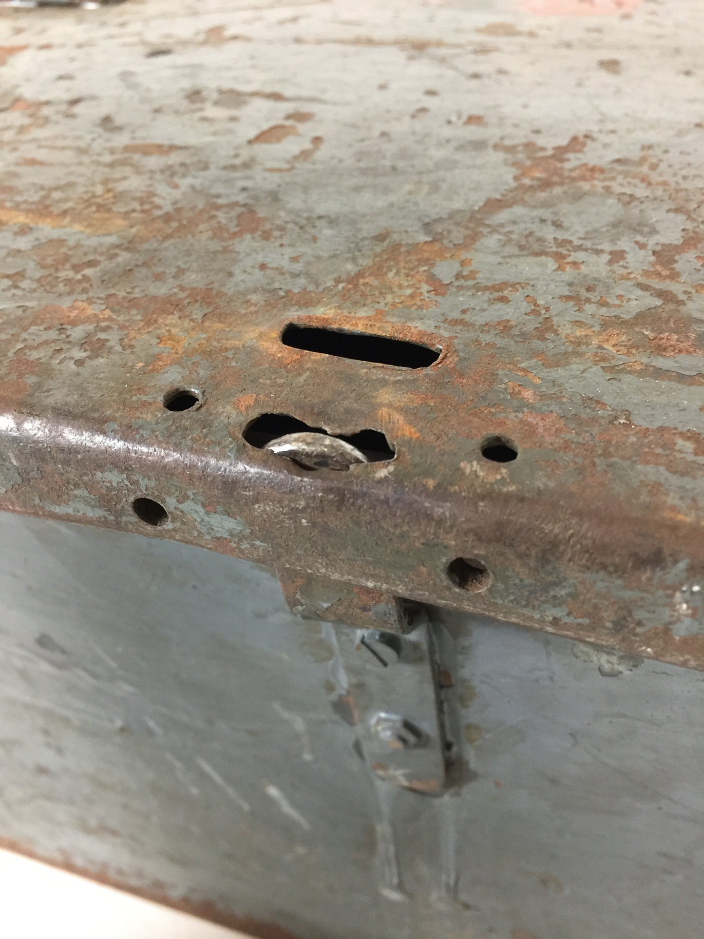 Fin gammel Metalkasse med sjove detaljer