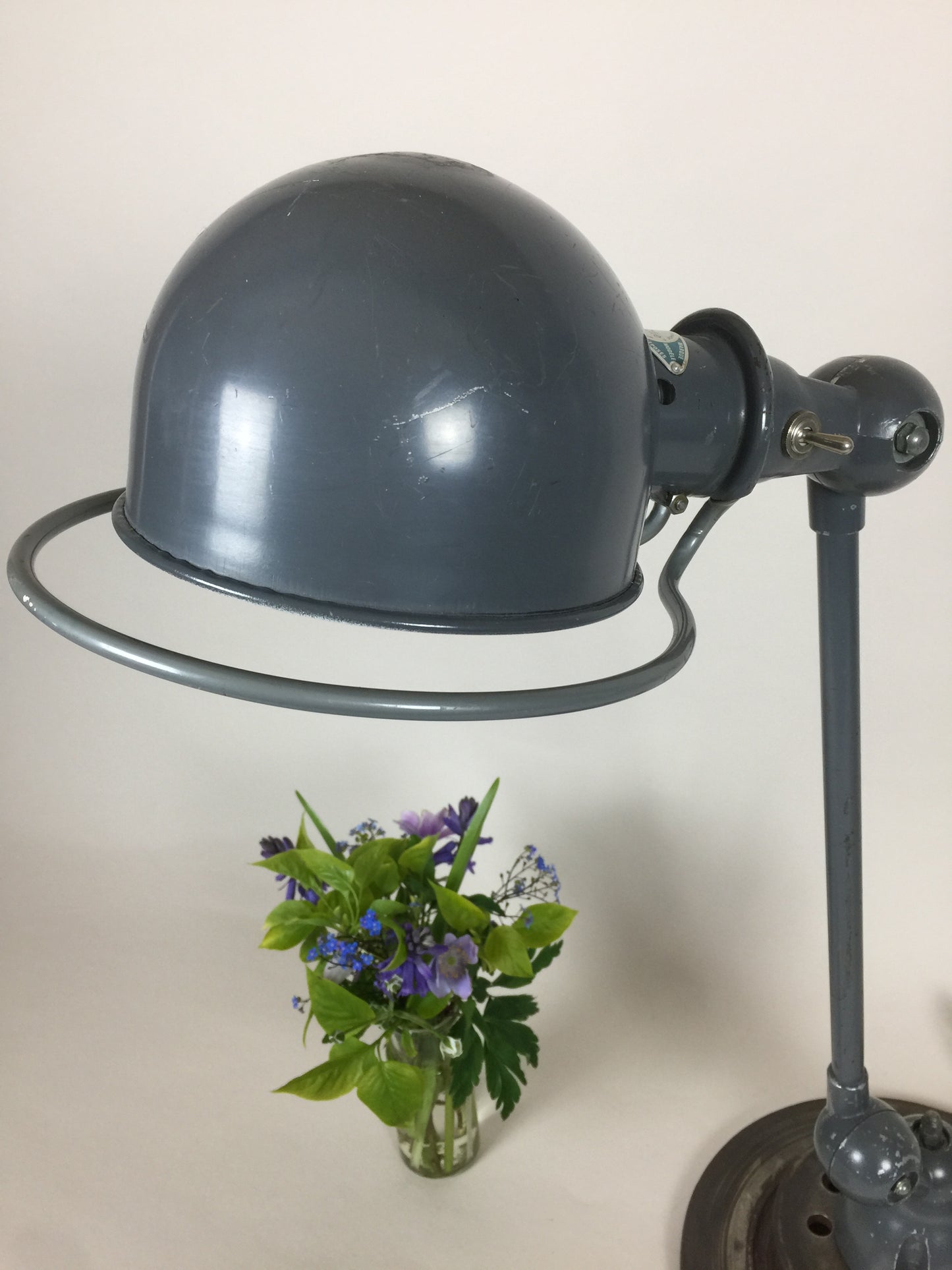 Jieldé bordlampe i grå med tænd/sluk kontakt
