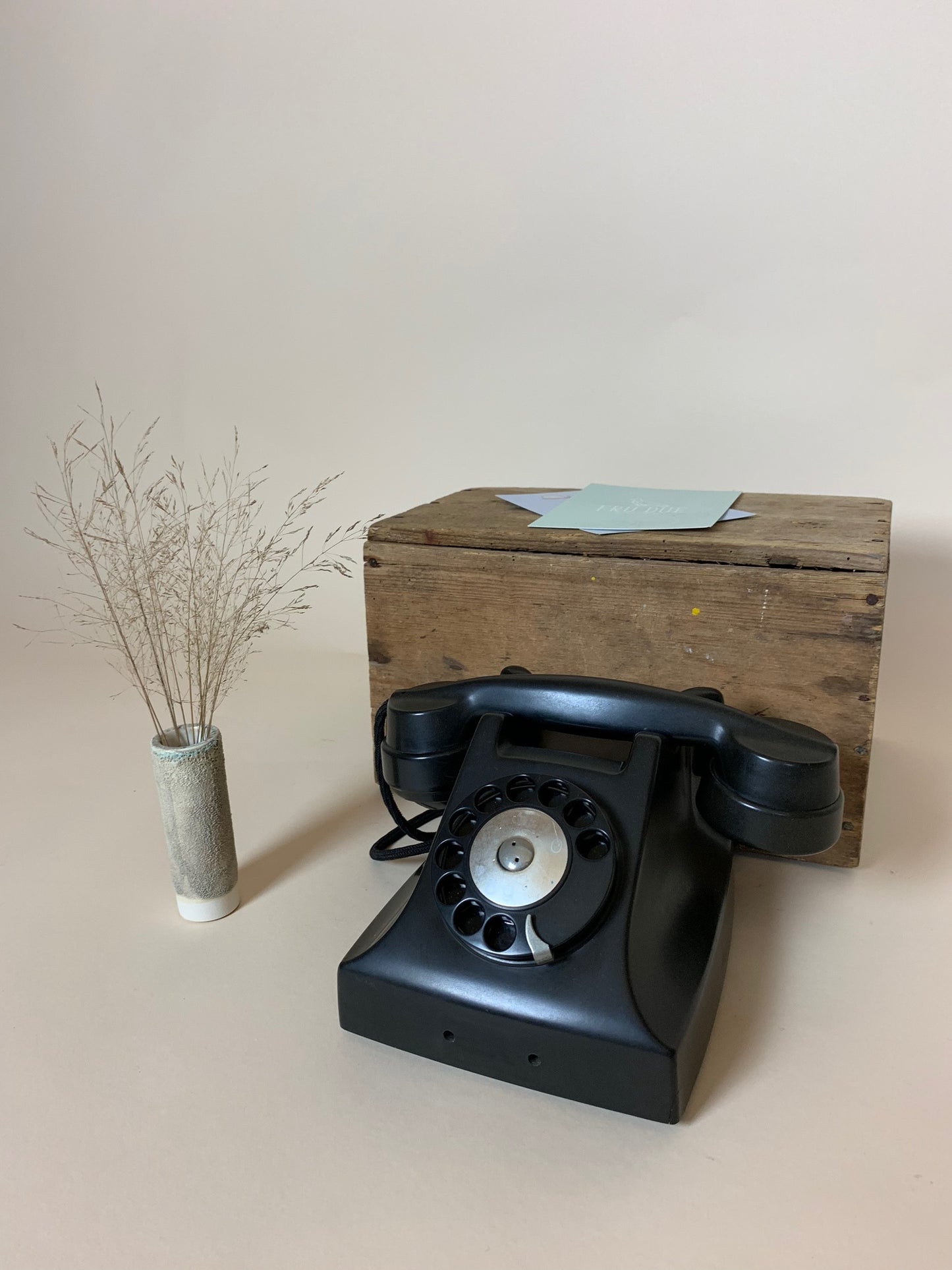 Sort bakelit telefon