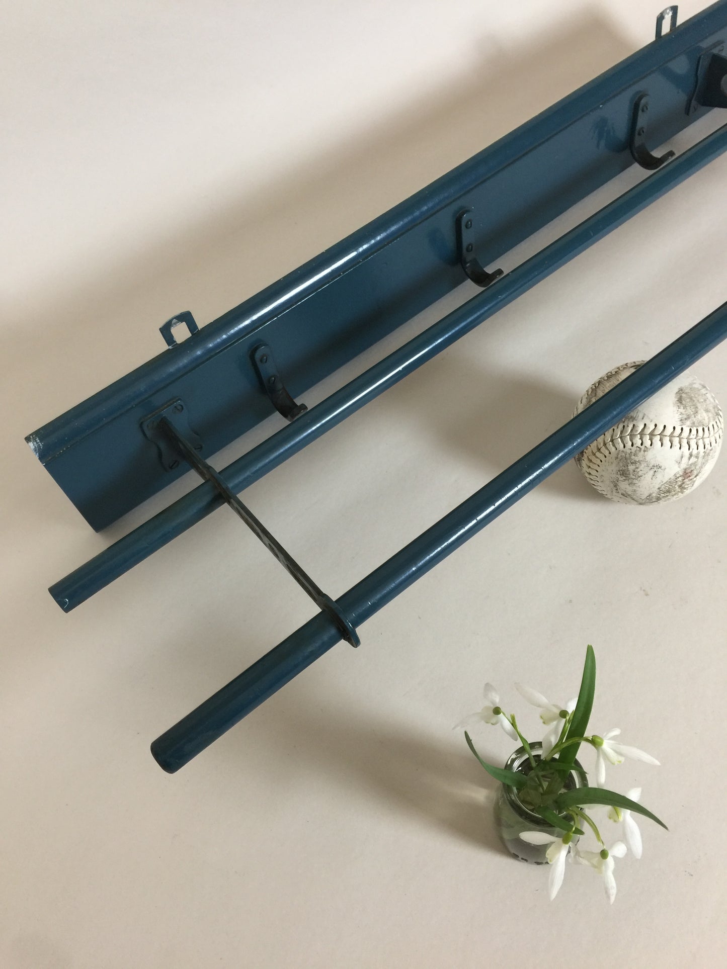 Fin gammel blå hattehylde med knager