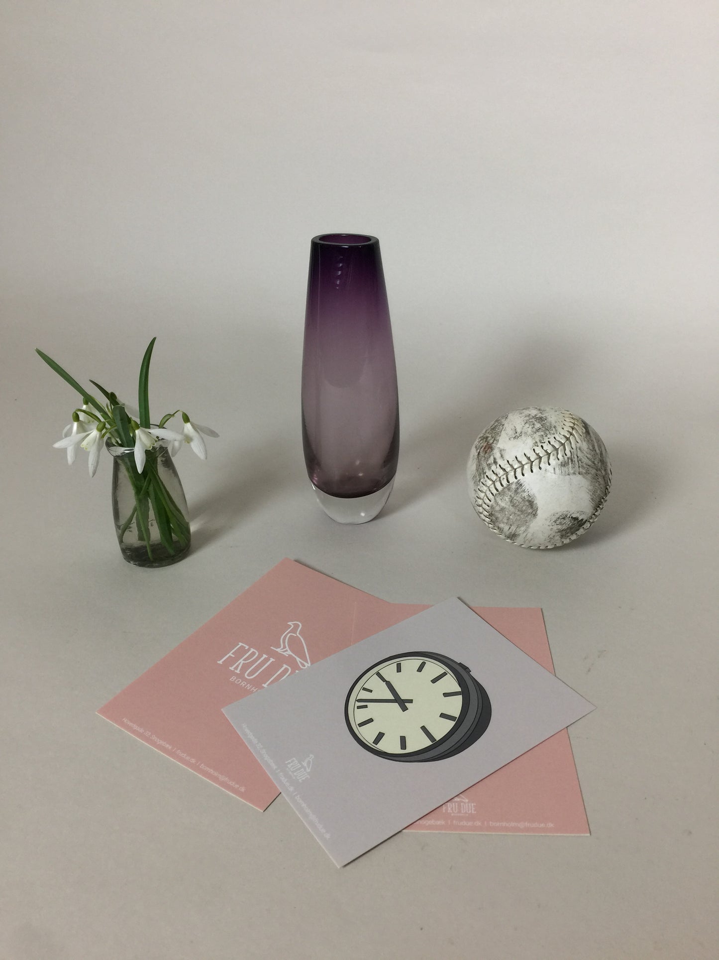 Fin vase i farvet glas