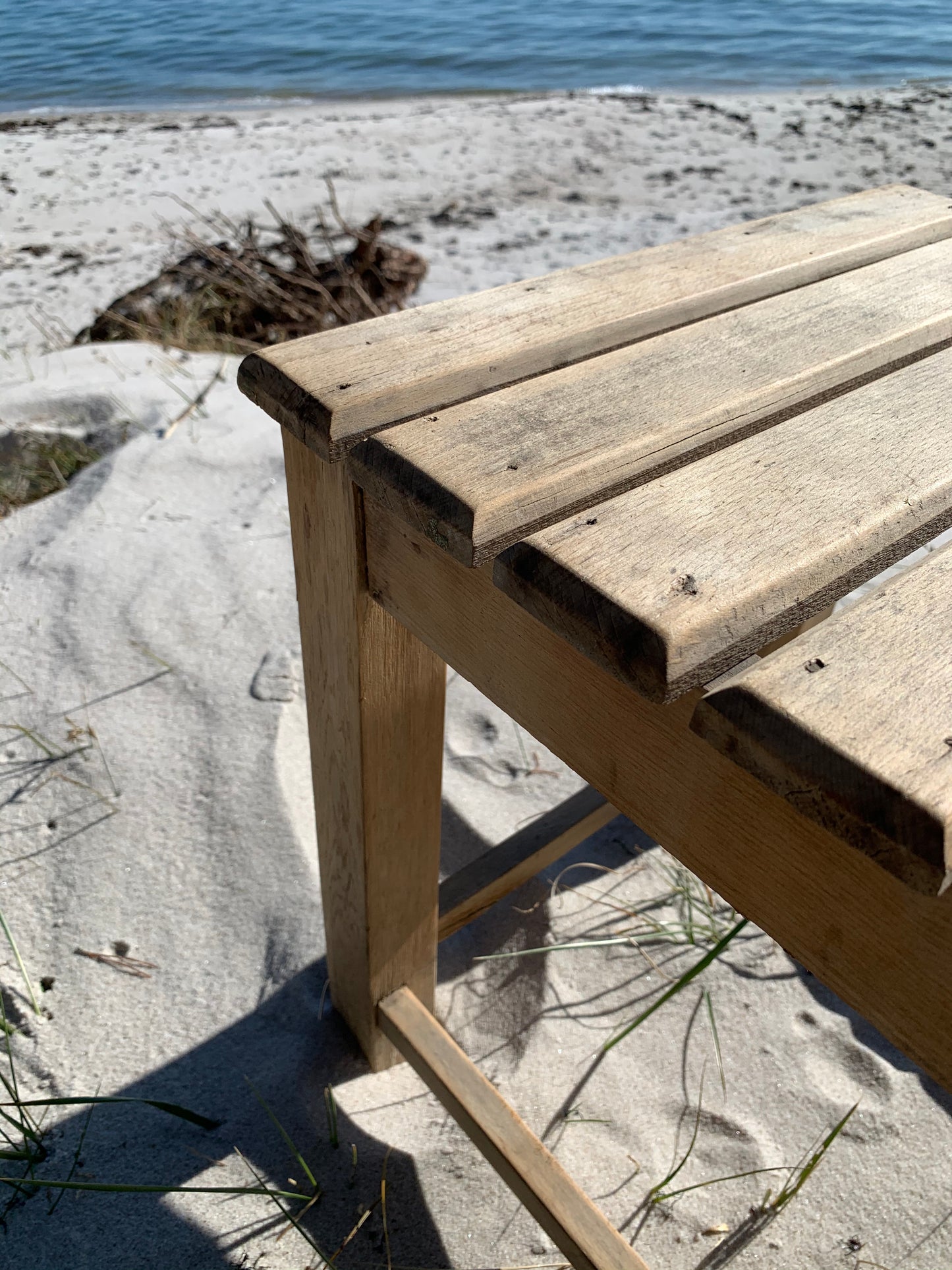 Taburet i træ med tremmesæde