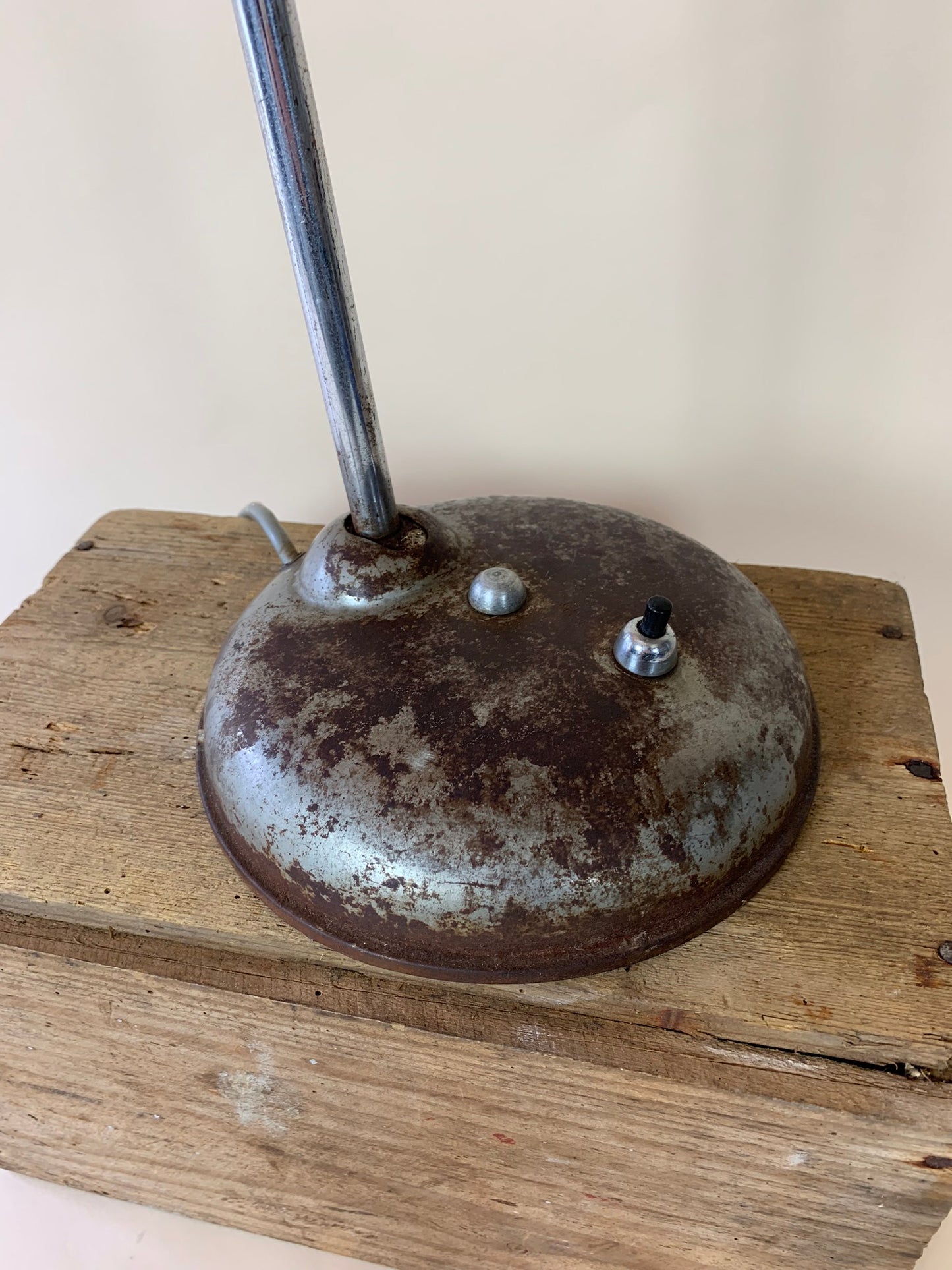 Helo bordlampe med masser af skøn patina
