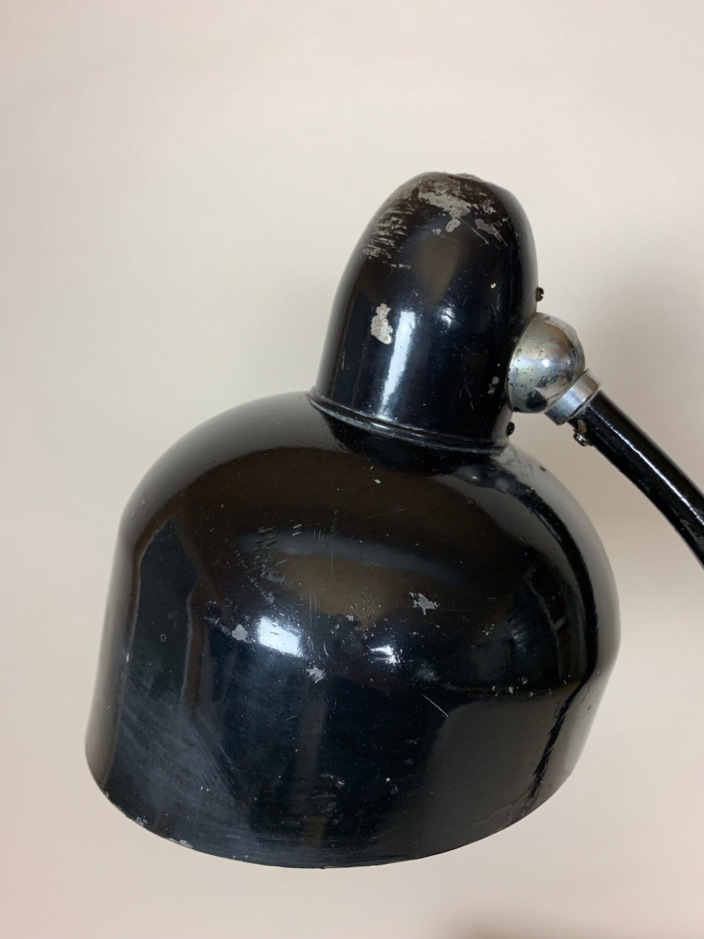 Rå Escolux vintagelampe med patina