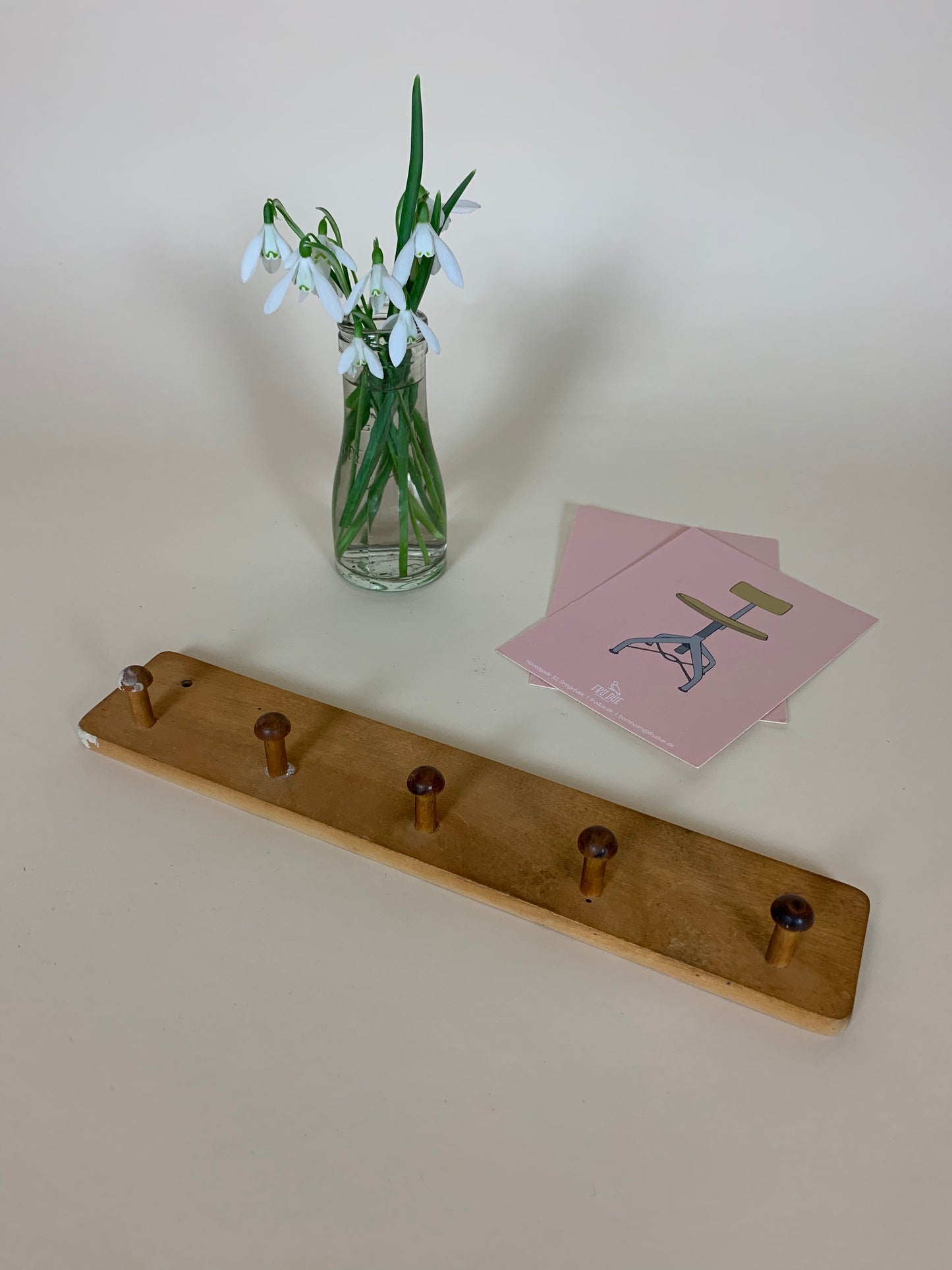 Skøn lille knagerække med fem knager