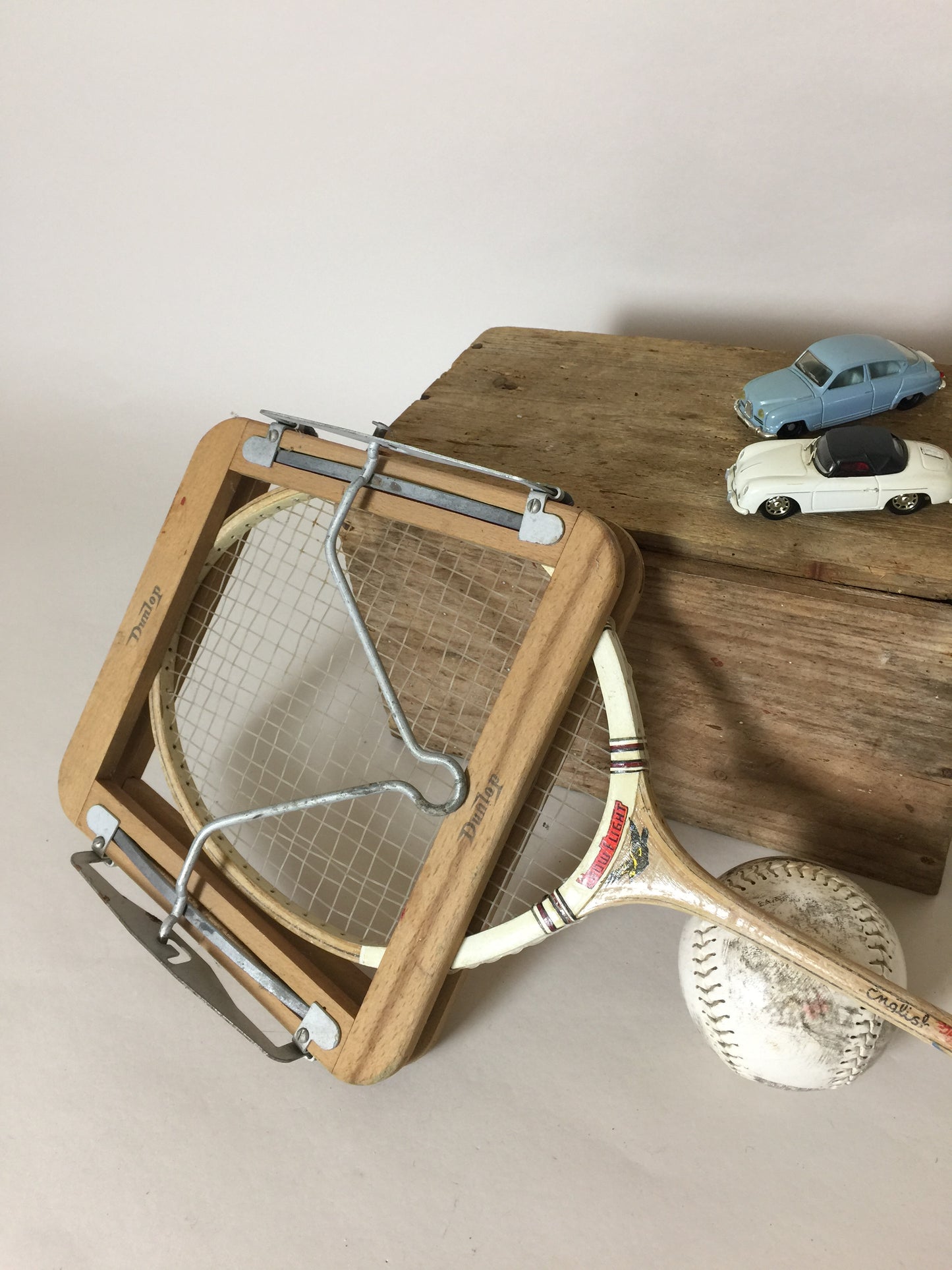 Gammel og dekorativ badmintonketcher med ramme